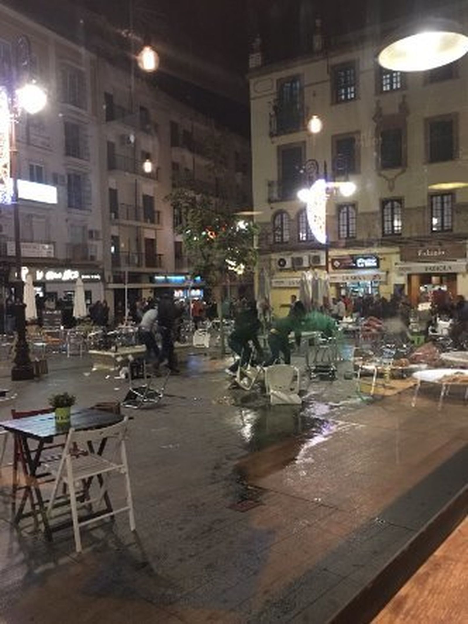 Ultras del Betis y del Sevilla se lanzan sillas y mesas en pleno centro