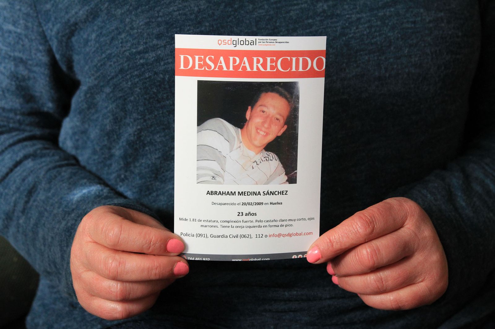 La madre de Abraham sostiene una imagen con la reclamación de información sobre el paradero de su hijo.