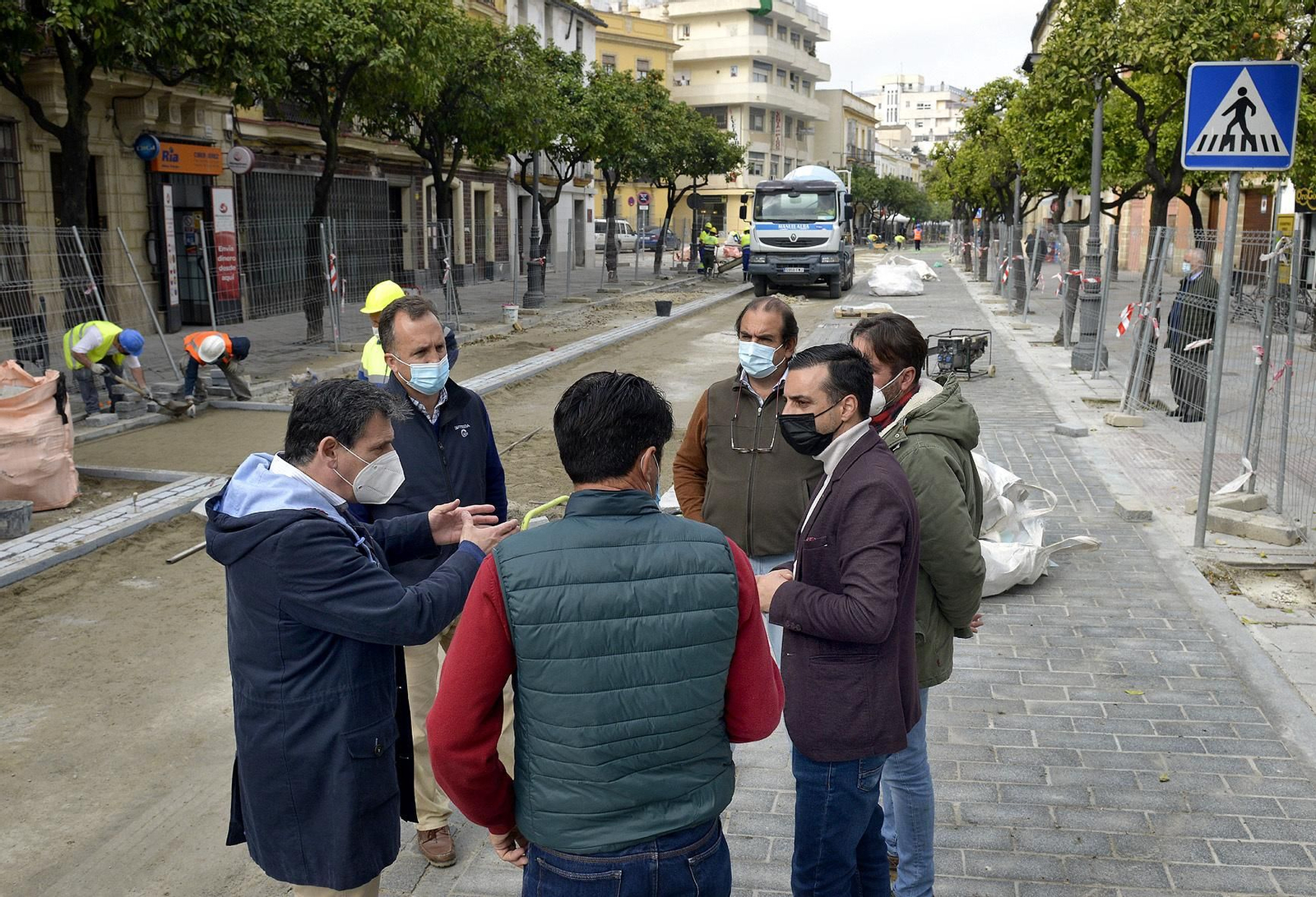 José Antonio Díaz, con técnicos municipales y responsables de la obra.