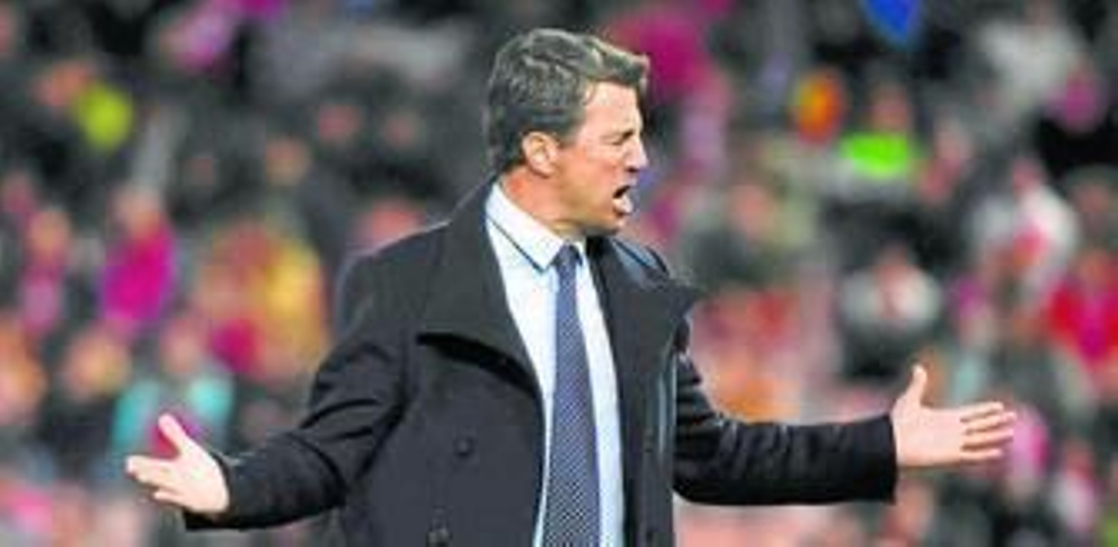 José González se lamenta tras un error de sus jugadores durante el encuentro de anoche en Los Cármenes.