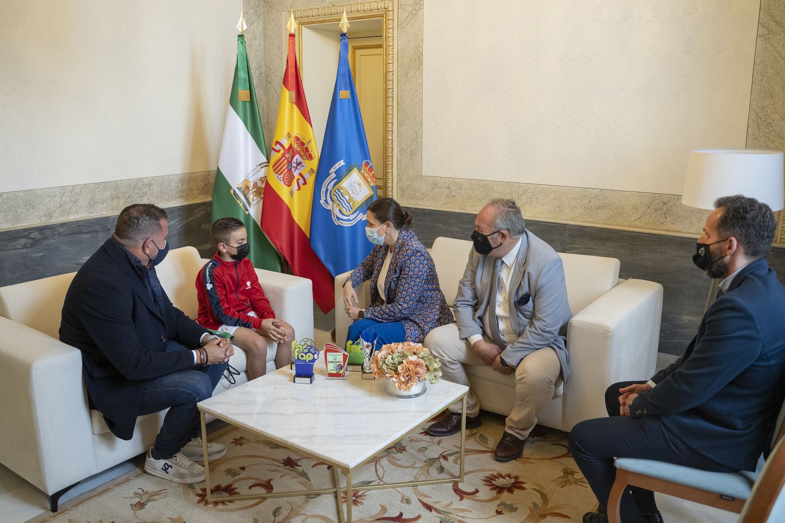 Ismael García Román con su padre, recibidos por la alcaldesa y los concejales de Deportes de San Fernando.