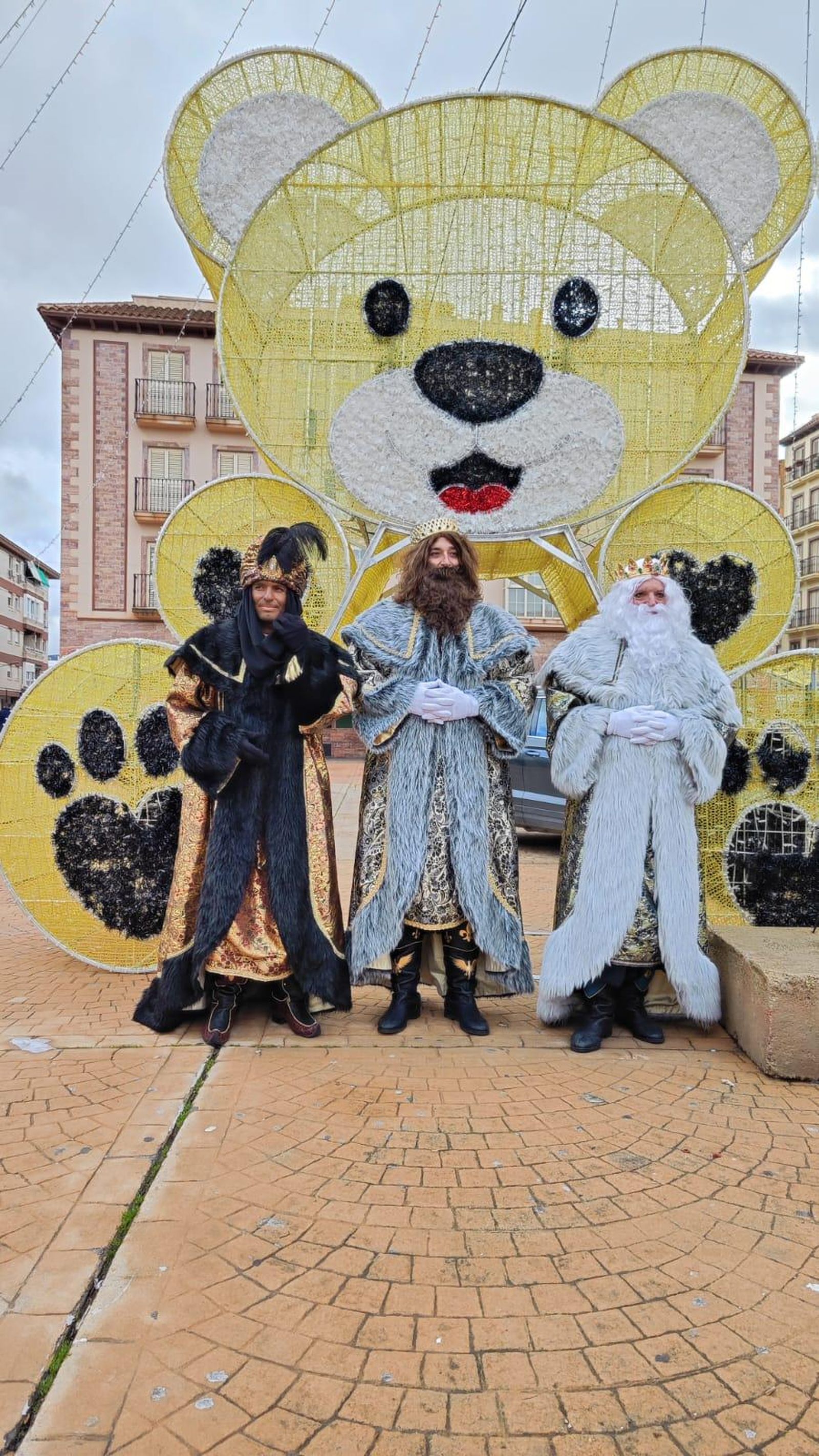 De la Residencia de Mayores a las calles: imágenes del paso de los Reyes Magos por Huércal-Overa