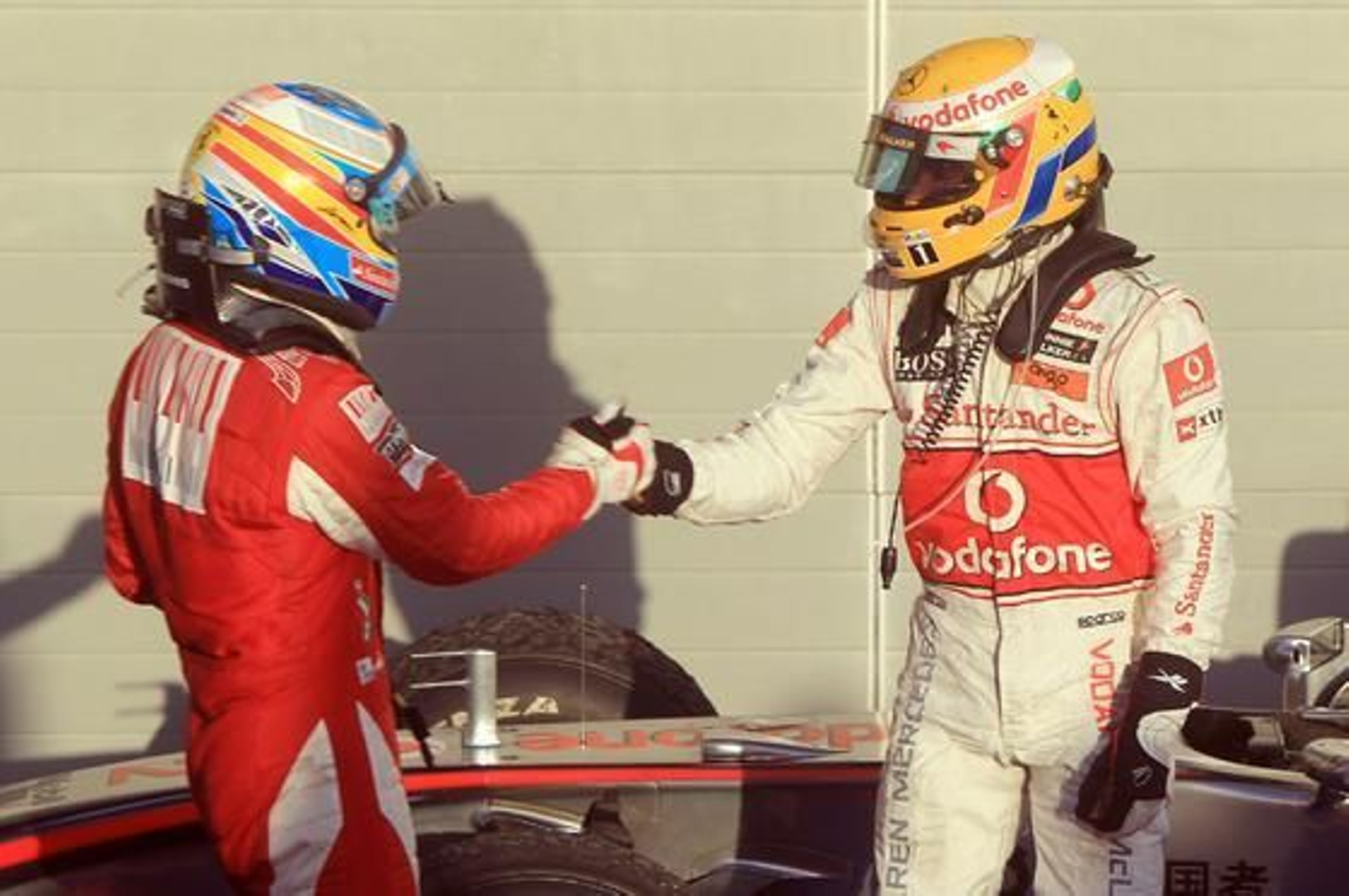 Fernando Alonso gana su primera carrera como piloto de Ferrari en Bahrein. / AFP