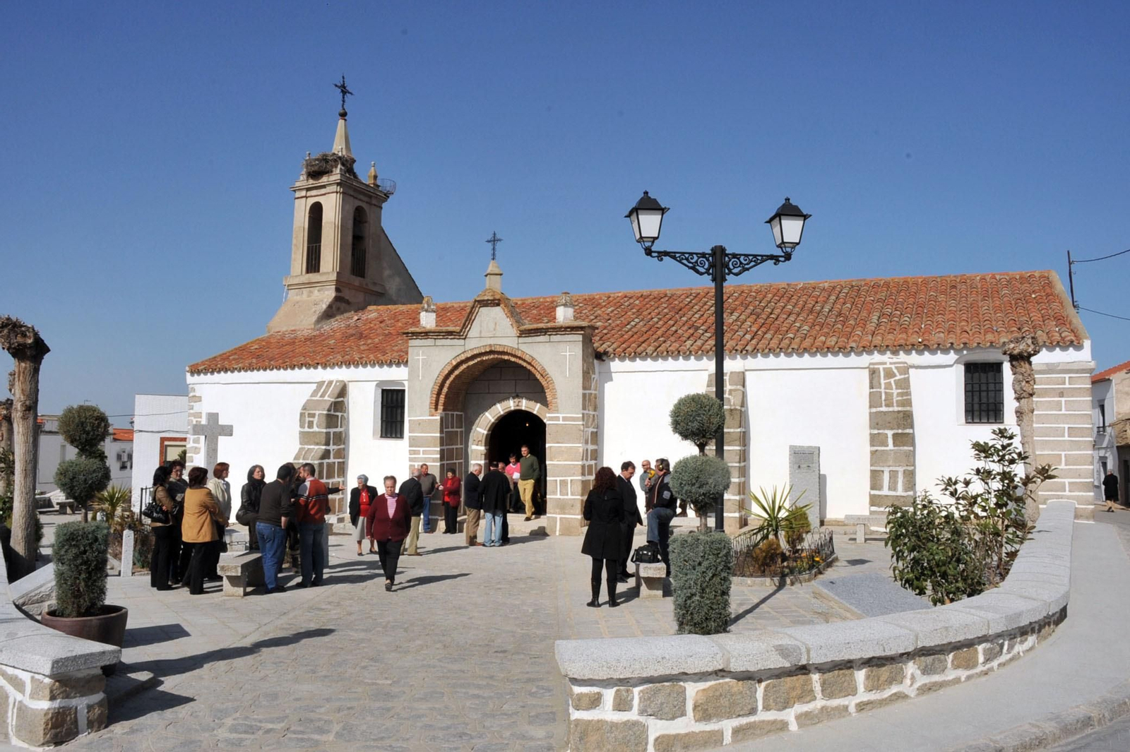 Parroquianos en Fuente La Lancha, el municipio más pequeño de Córdoba.
