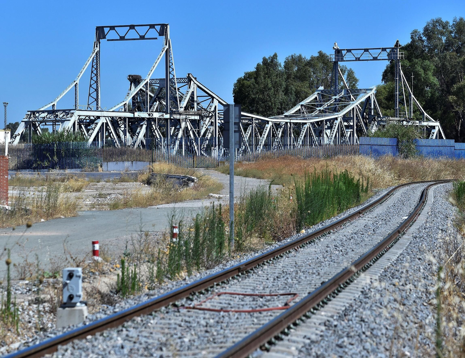 El puente de Hierro está almacenado junto a la dársena del río y la avenida de Las Razas.
