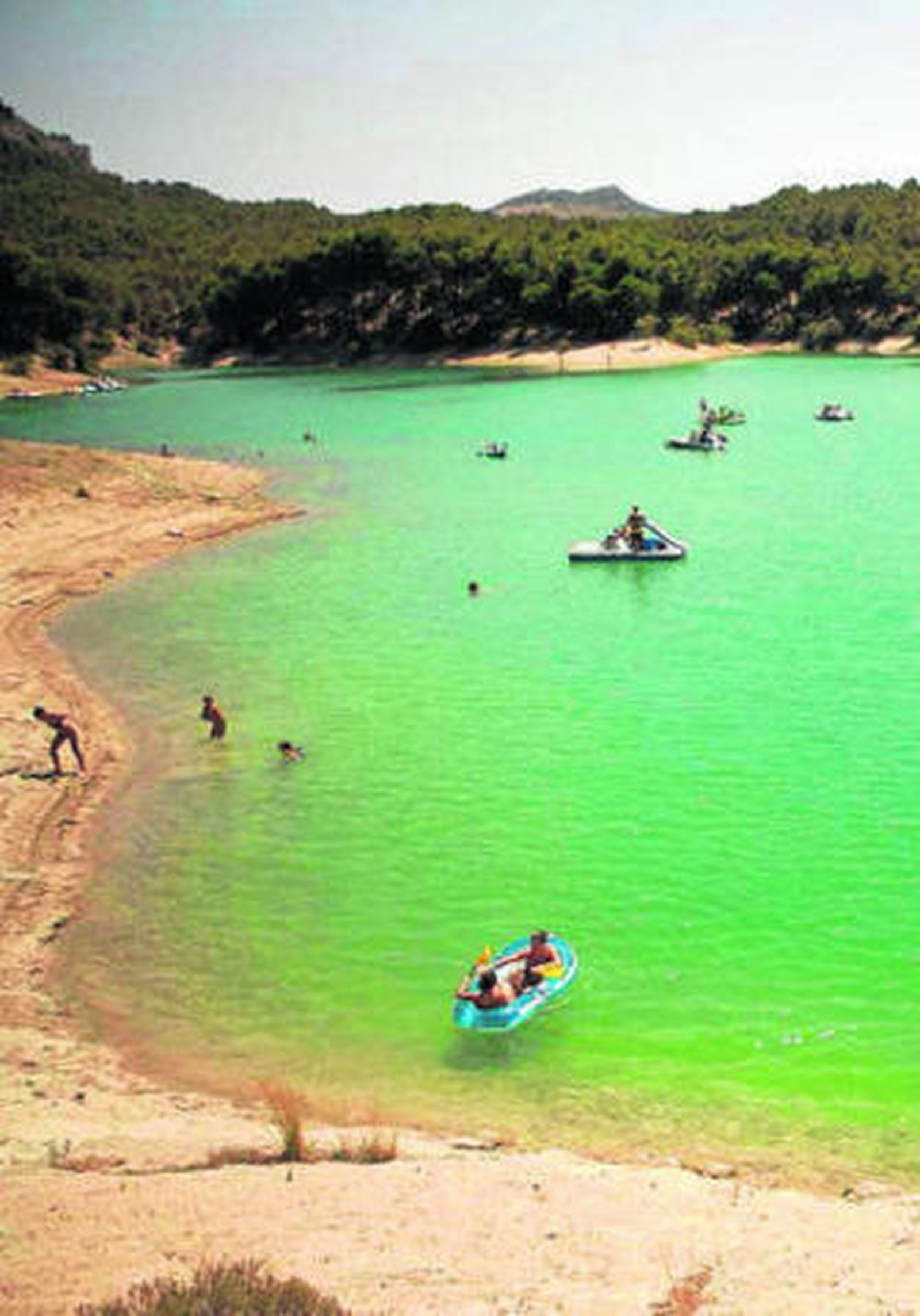 Bañistas en uno de los pantanos del sistema Guadalhorce-Guadalteba.