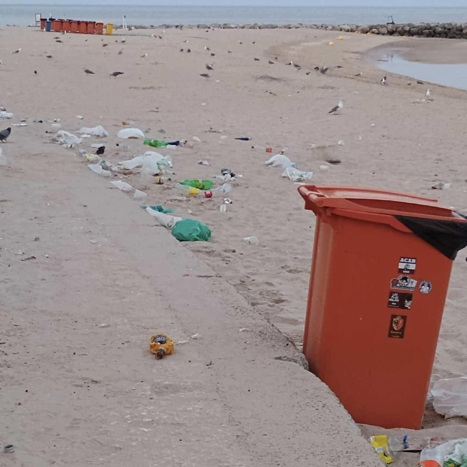 Imagen del estado de la playa Santa María del Mar a primera hora de este domingo.