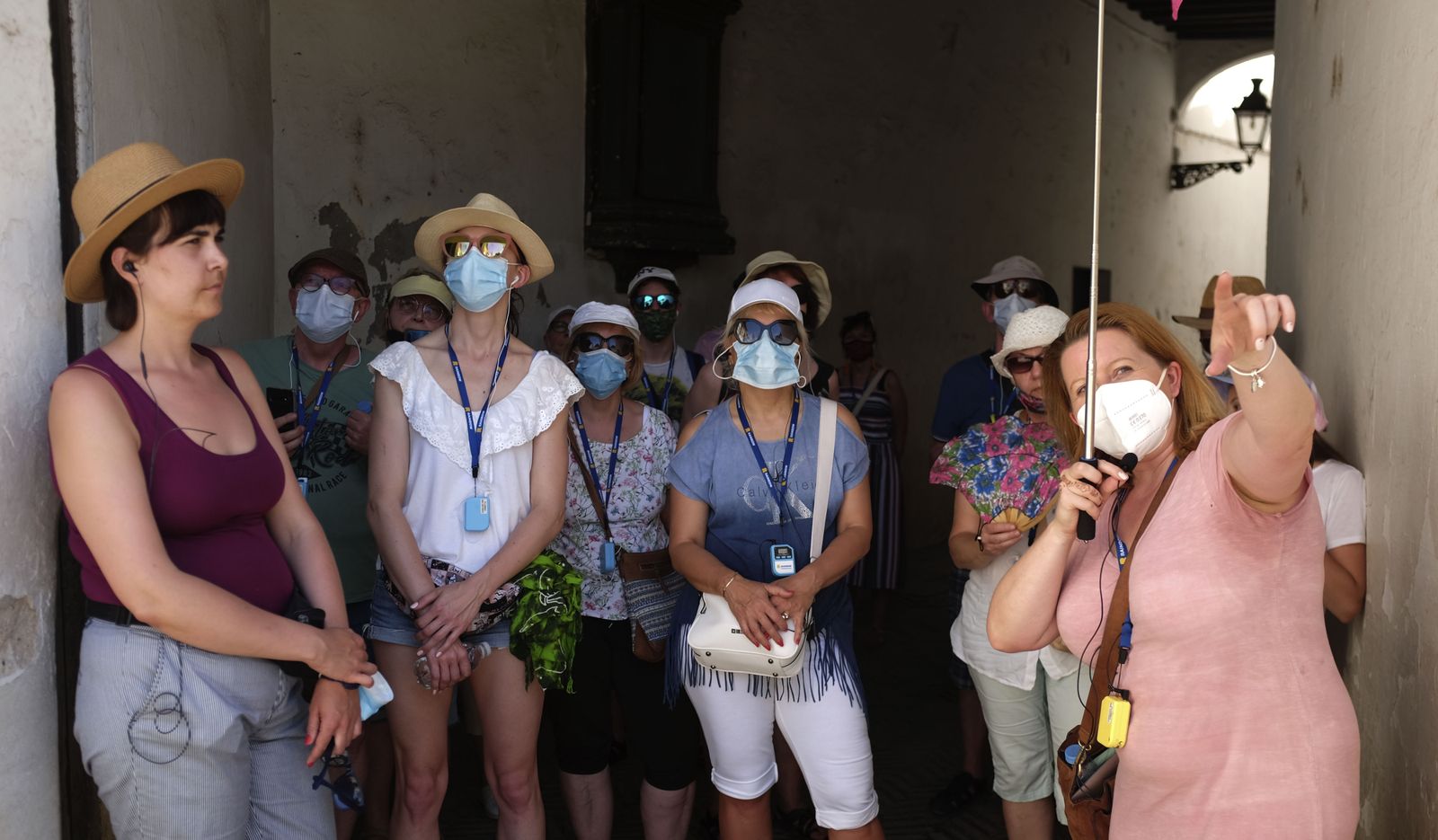 La guía turística Ania Marchlik ilustra a un grupo de turistas polacos sobre el conjunto monumental de la ciudad desde un callejón de la judería.