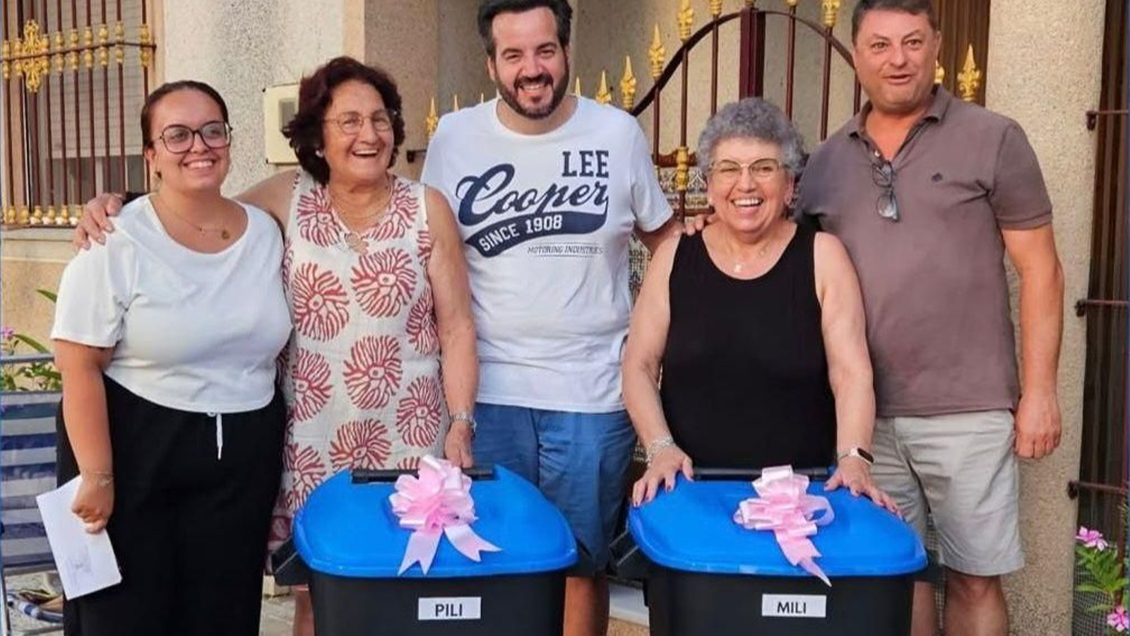 Dos de las vecinas que han recibido el contenedor, con el alcalde.