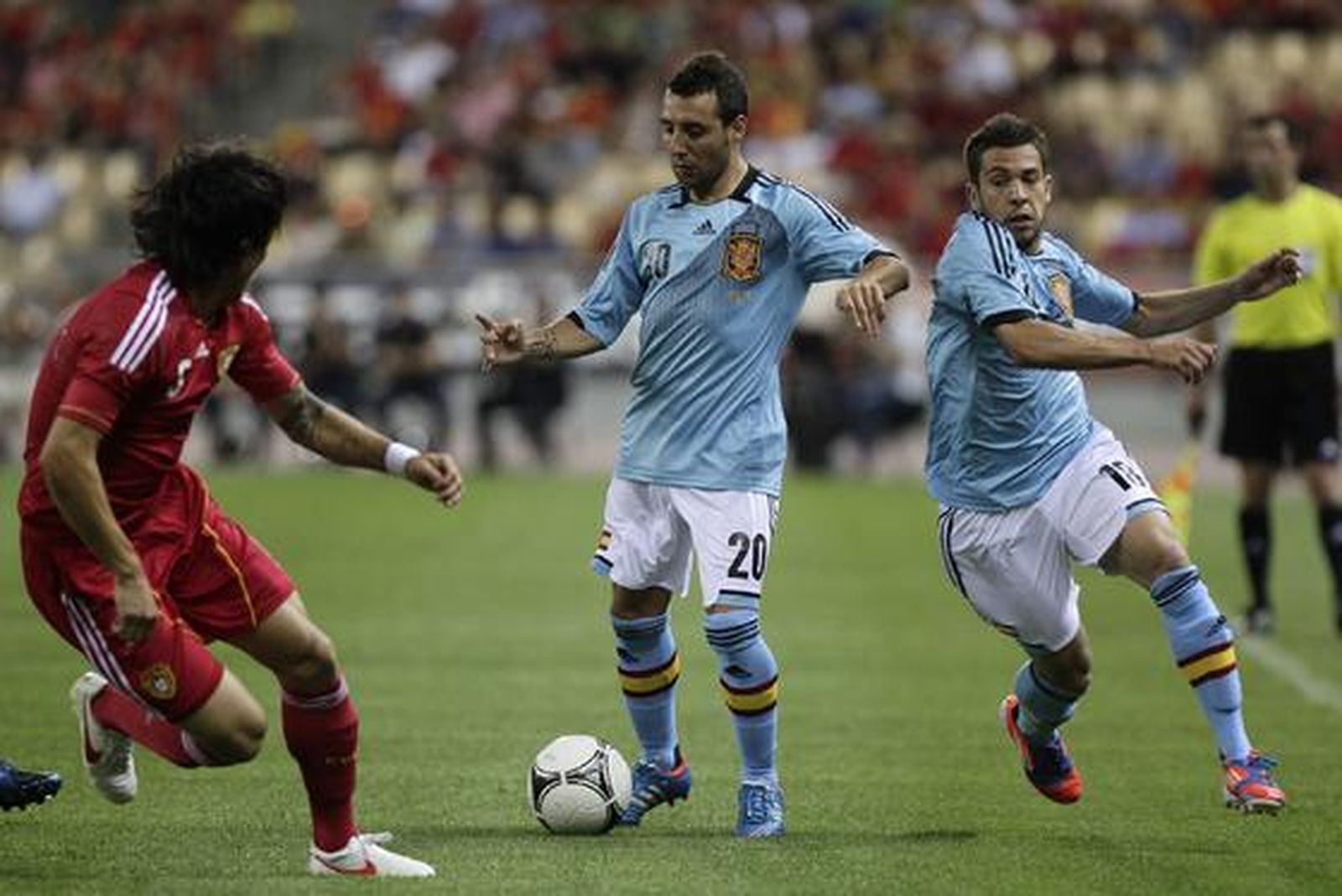 España vence a China gracias a la chispa y la magia de Silva e Iniesta en el último amistoso antes de la Eurocopa.

Foto: Antonio Pizarro