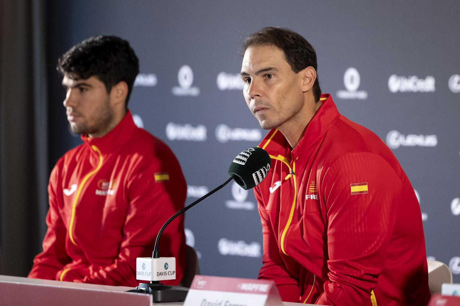 Rafa Nadal junto a Carlos Alcaraz, en una rueda de prensa para la Copa Davis en Málaga.