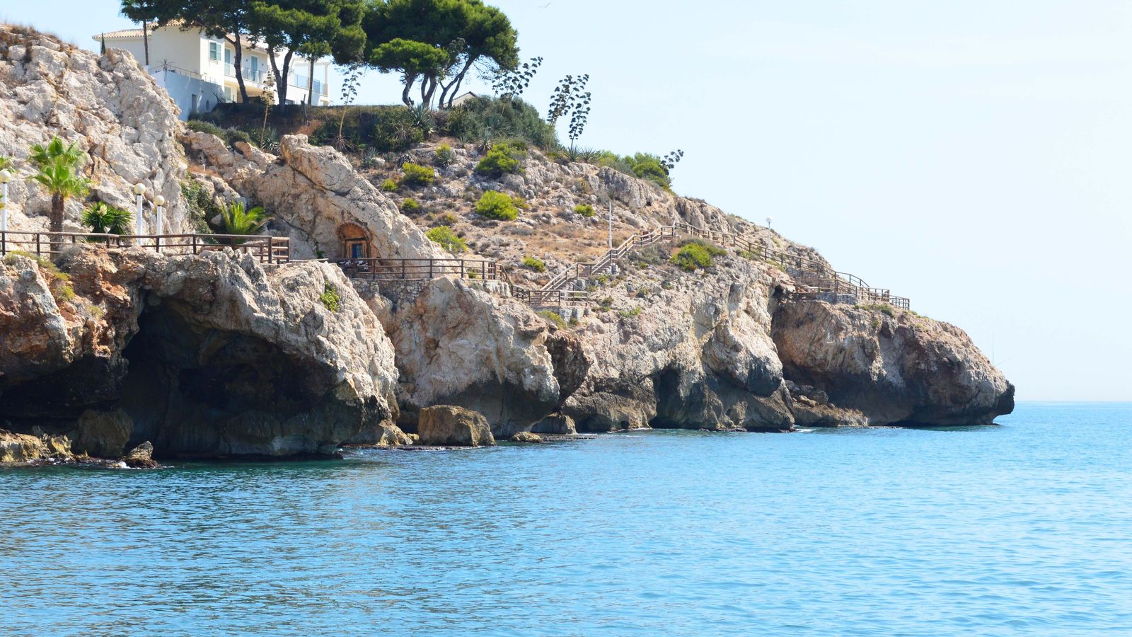 Zona de acantilados en Rincón de la Victoria.