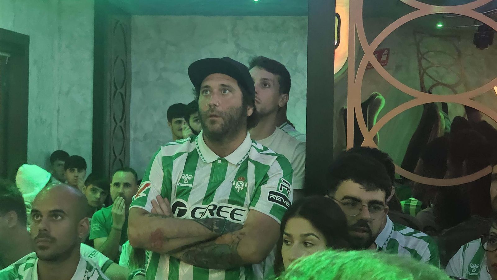 Así vivieron los béticos de Algeciras la final de la Conference League contra el Chelsea en el Botanic