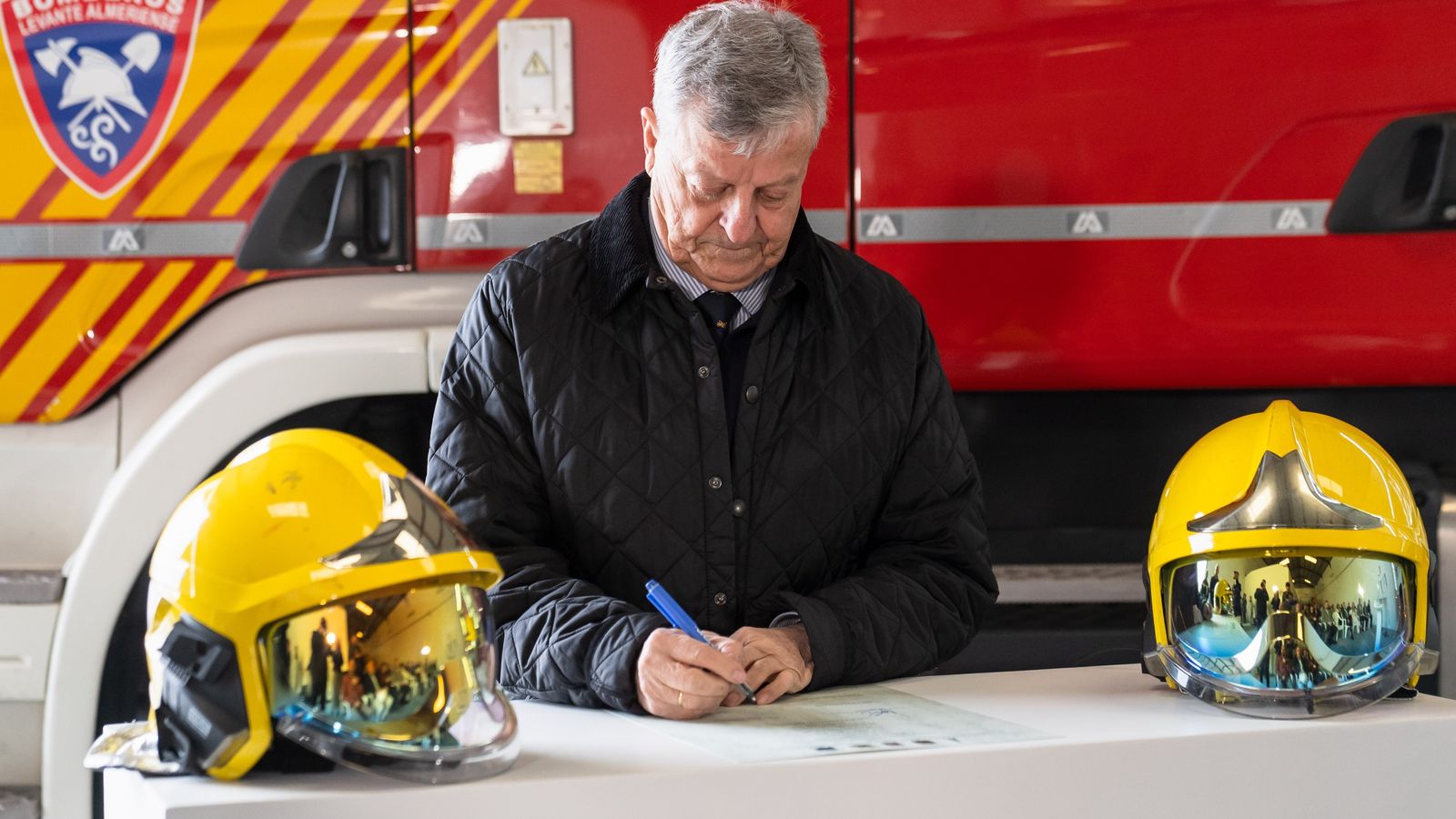El alcalde de Vélez-Rubio firmando en el acta del inicio de las obras.