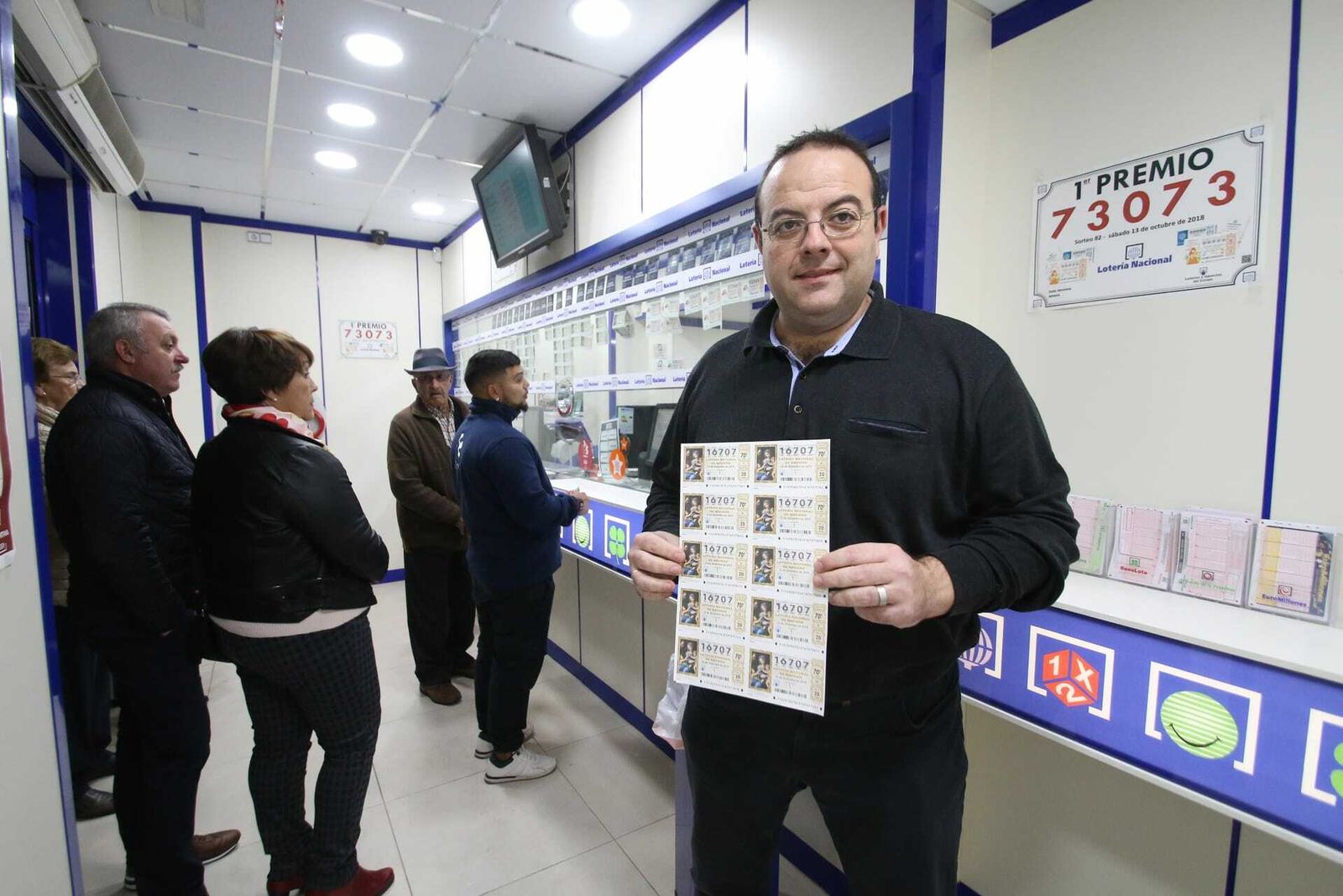 Jesús Ibáñez, en la administración de lotería La Trece, de la calle José Artés de Arcos