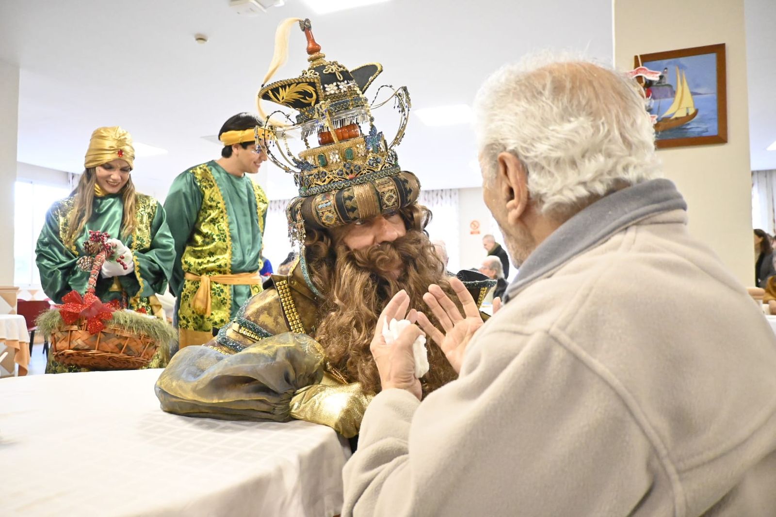 Las fotos más tiernas de la visita de los Reyes Magos a los ancianos de Huelva este 5 de enero