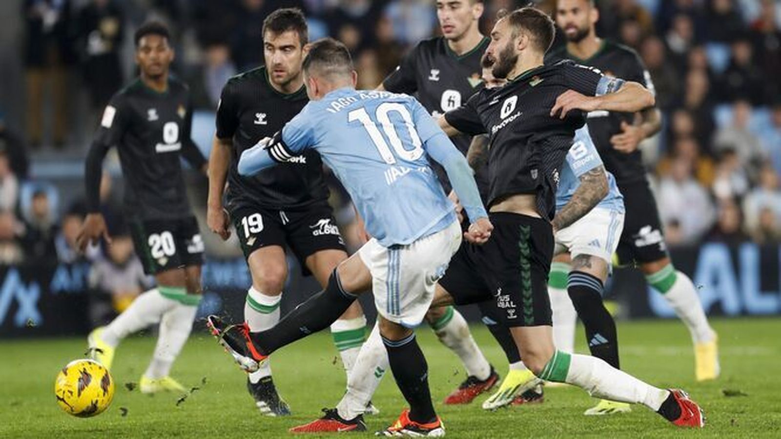 Sokratis mira el balón tras la falta de Iago Aspas a Pezzella.