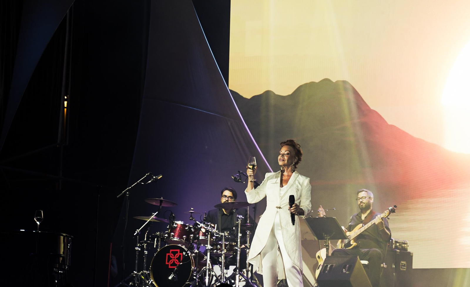 Paloma San Basilio brinda con jerez en su concierto de despedida en Tío Pepe Festival