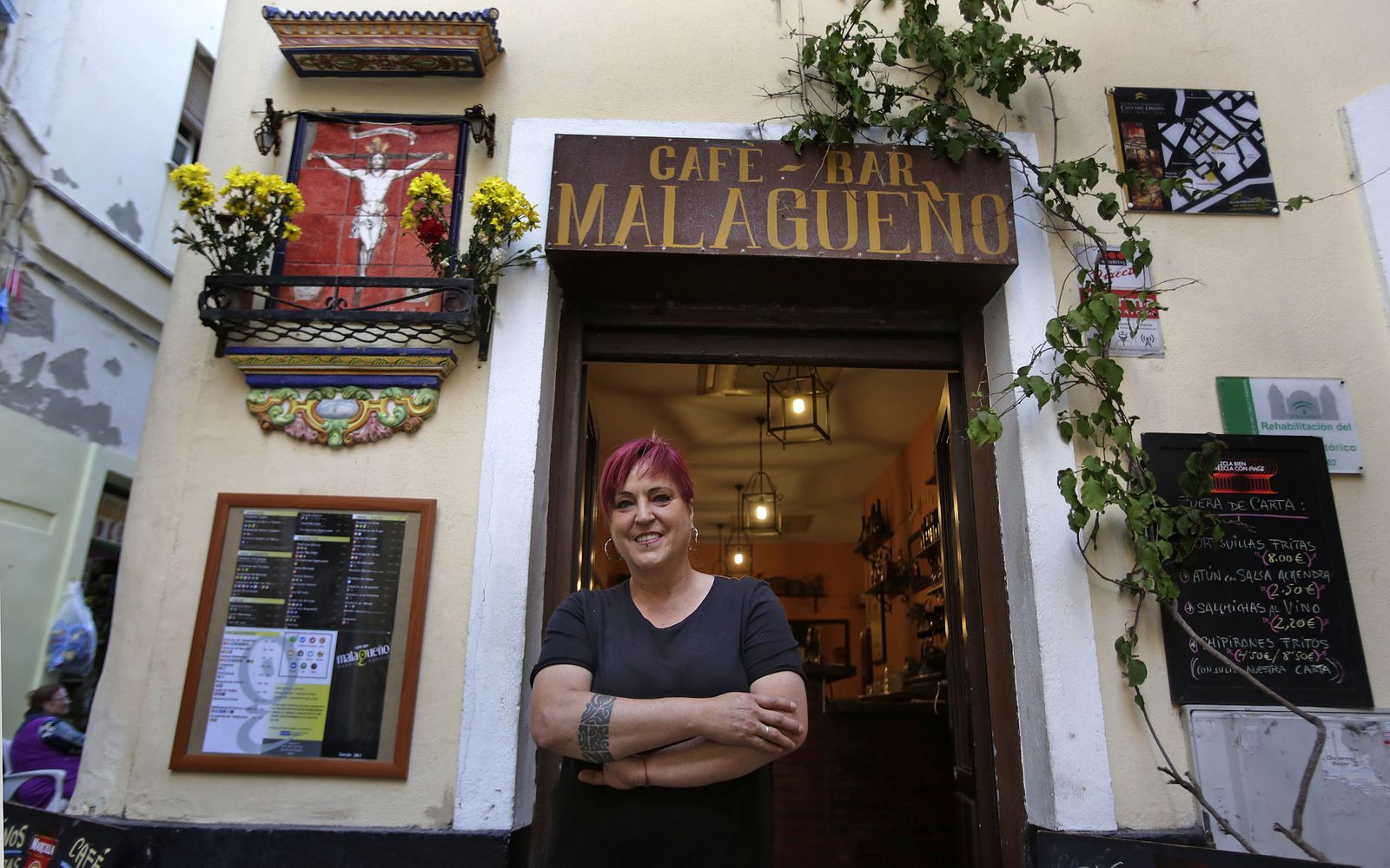 Paloma Gallardo ayer en el primer día de la nueva etapa al frente del bar Malagueño.