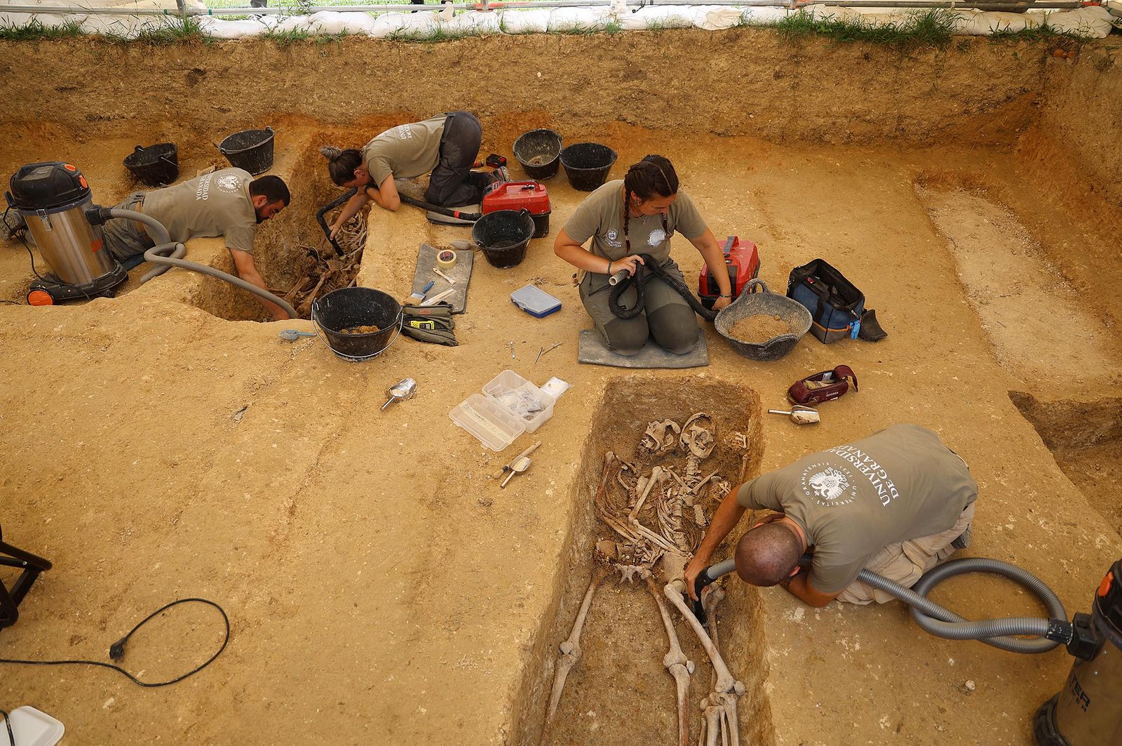 Imágenes de la visita a los trabajos de exhumación en las fosas comunes del Cementerio de La Soledad