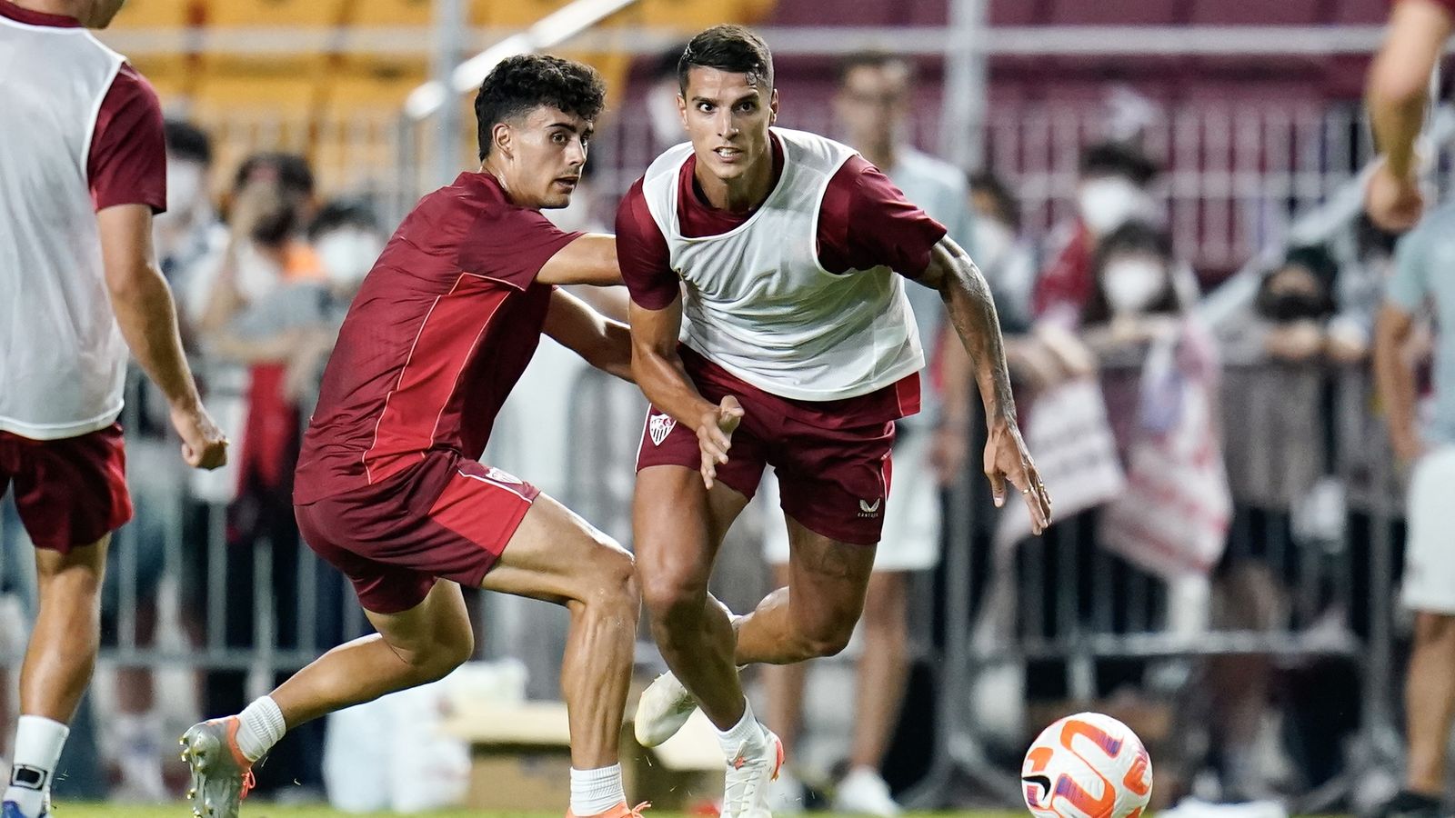 Lamela intenta zafarse de Pablo Pérez en el entrenamiento de ayer.