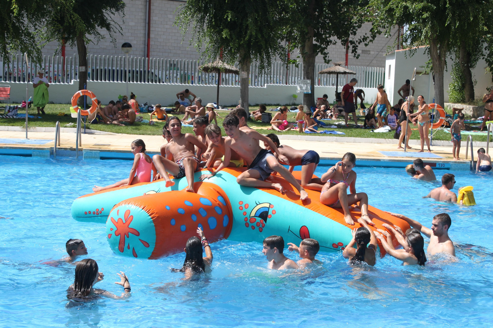 Fiesta del agua con hinchables en la piscina de Vélez Rubio.