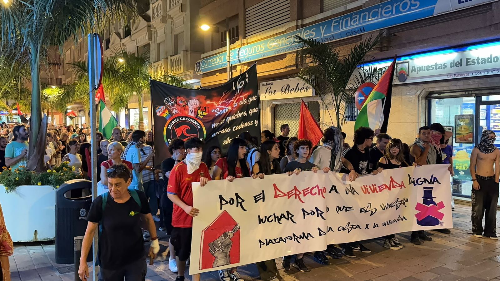 Manifestantes recorren Motril con una pancarta en defensa del derecho a la vivienda