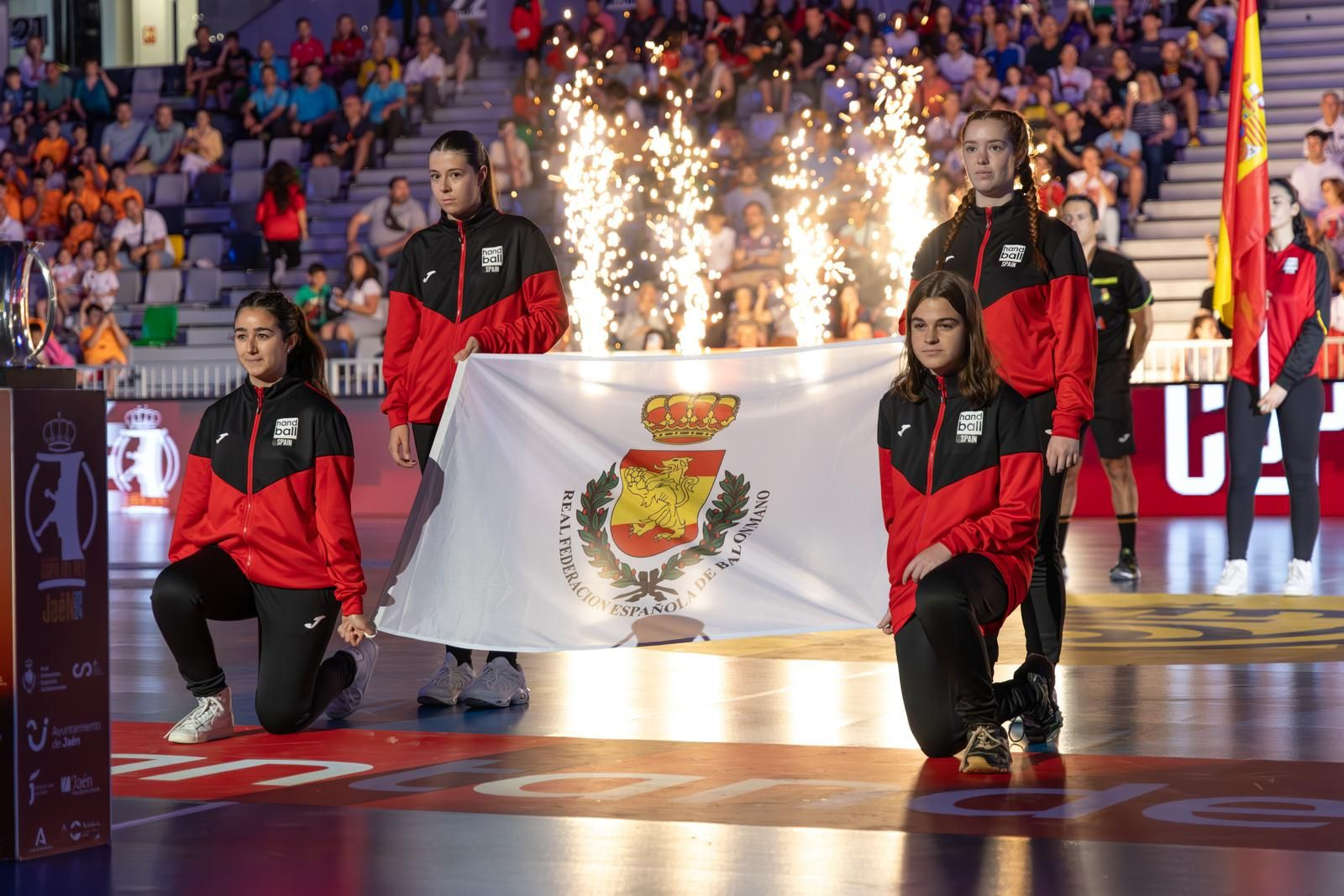 Ambientazo en la final de la Copa del Rey de balonmano de Jaén, en imágenes