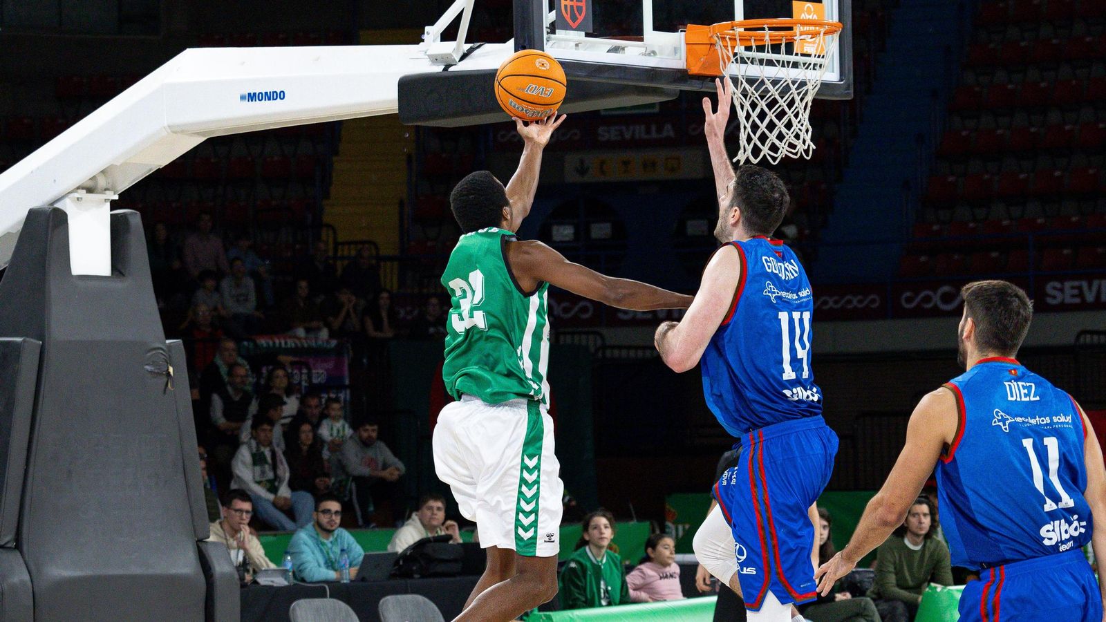 Renfroe penetra a canasta ante al defensa del pívot del San Pablo Burgos Goloman.