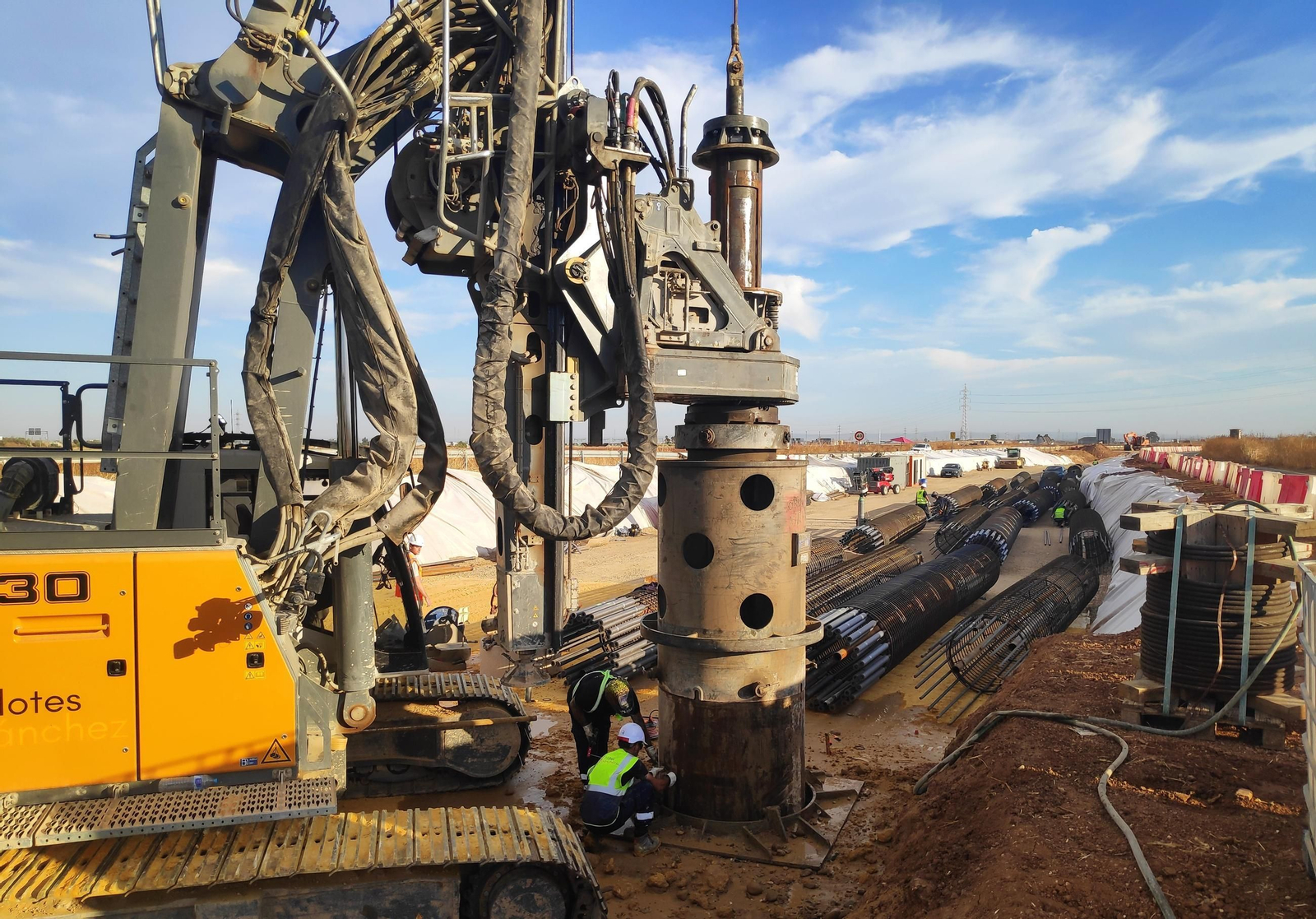 Trabajos de perforación para construir los pilotes del paso elevado del Metro sobre la ronda Supernorte (SE-20)