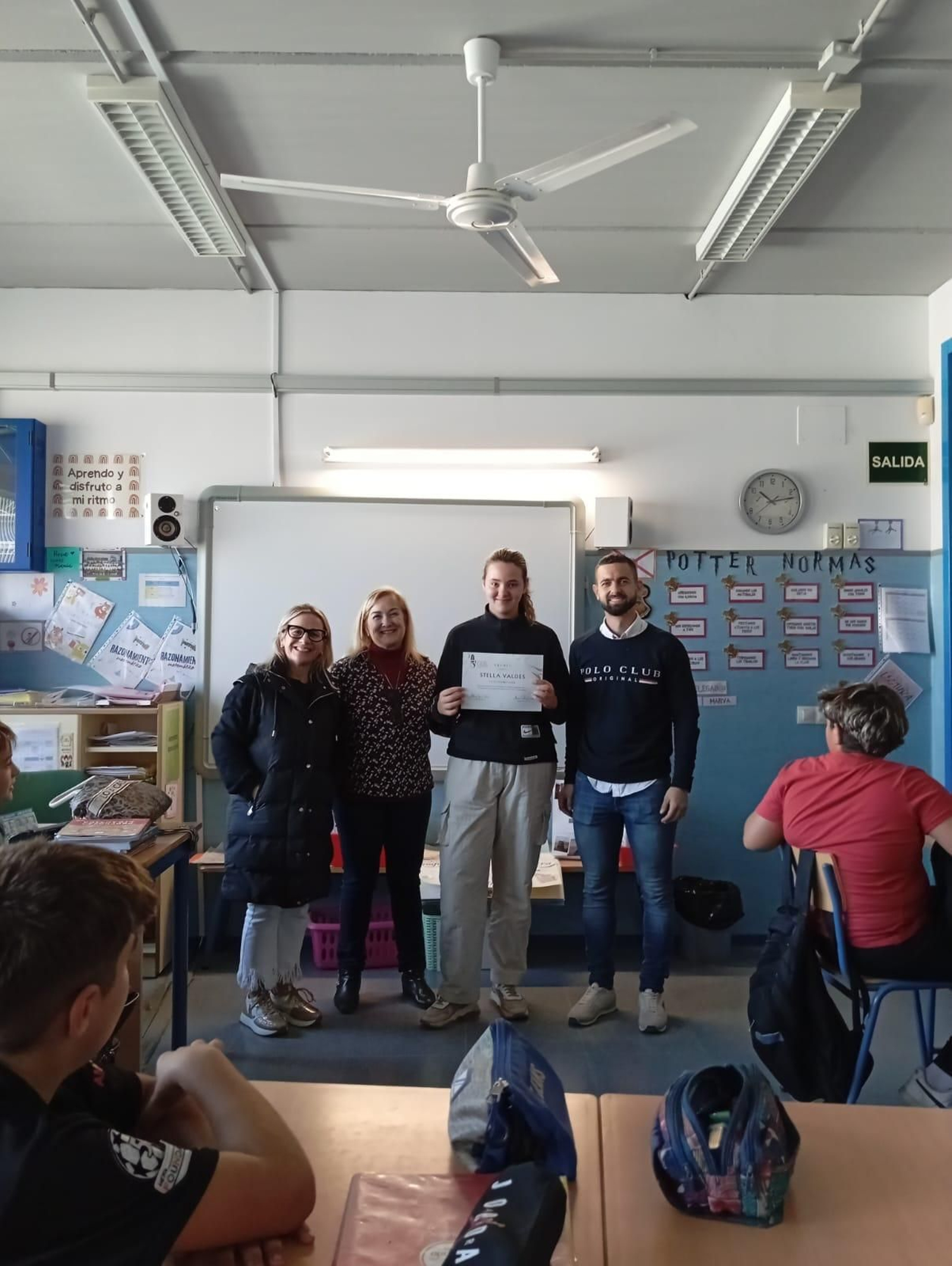Entrega del premio a una de las ganadoras.