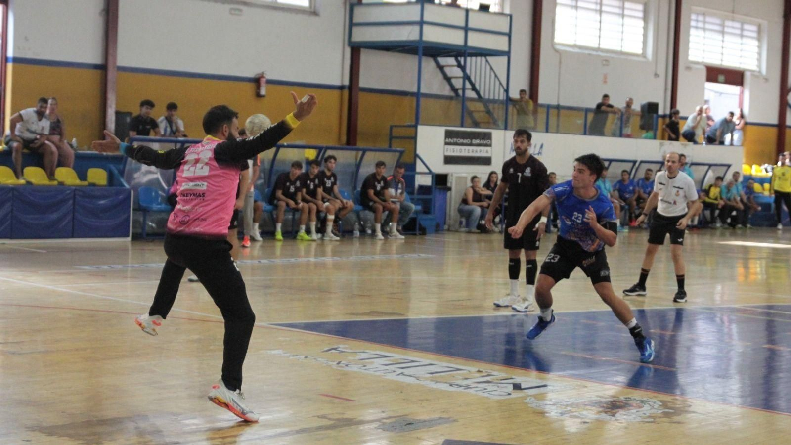 Lautaro, portero del Ciudad de Algeciras, en un lanzamiento de 7 metros en Melilla.