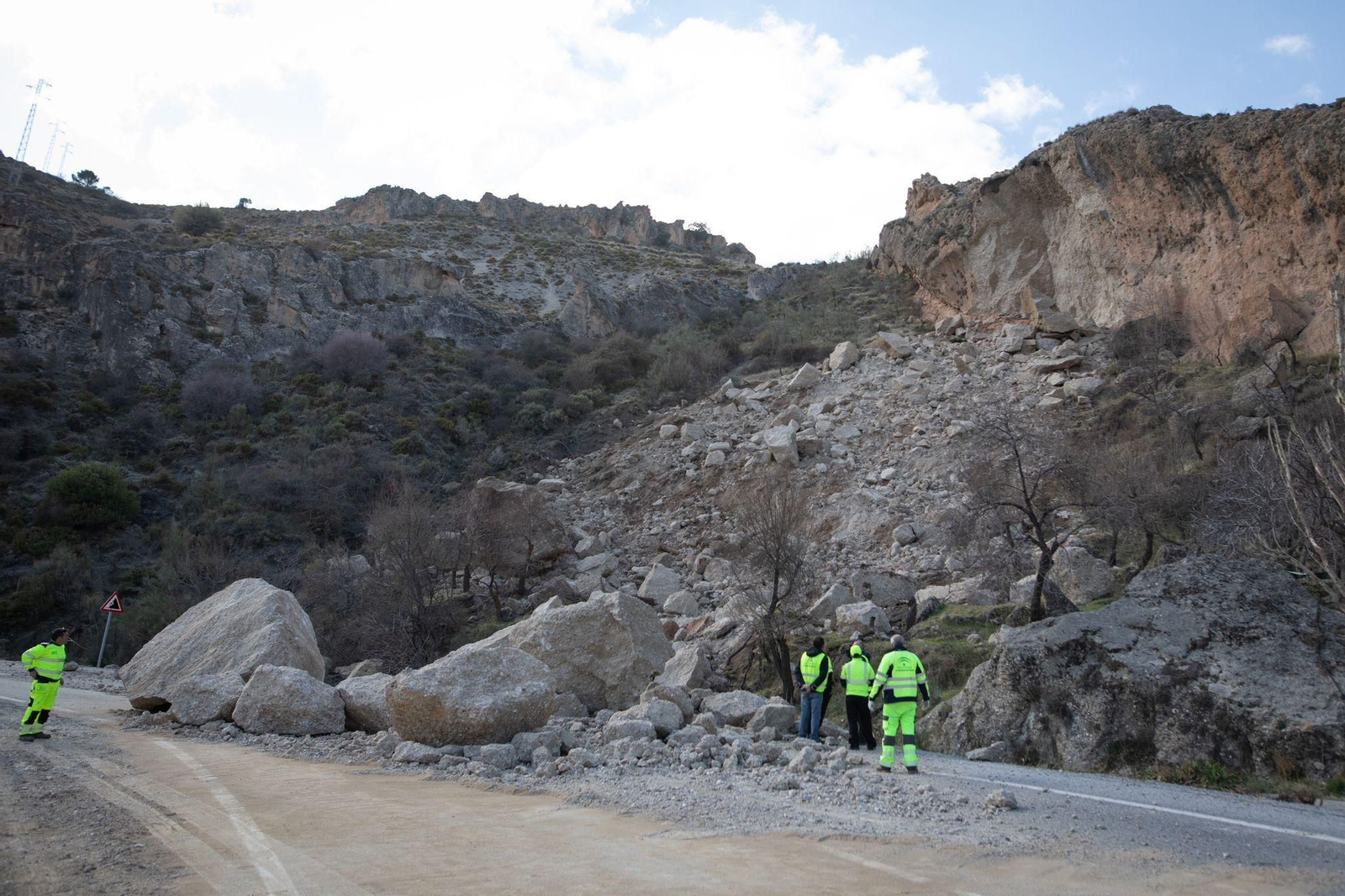 Fotos: así está la zona del desprendimiento de rocas de la carretera de Sierra Nevada