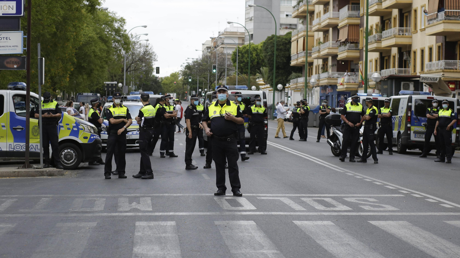 Mucha  presencia policial en el entorno del Sanchez Pizjuán  durante el derbi