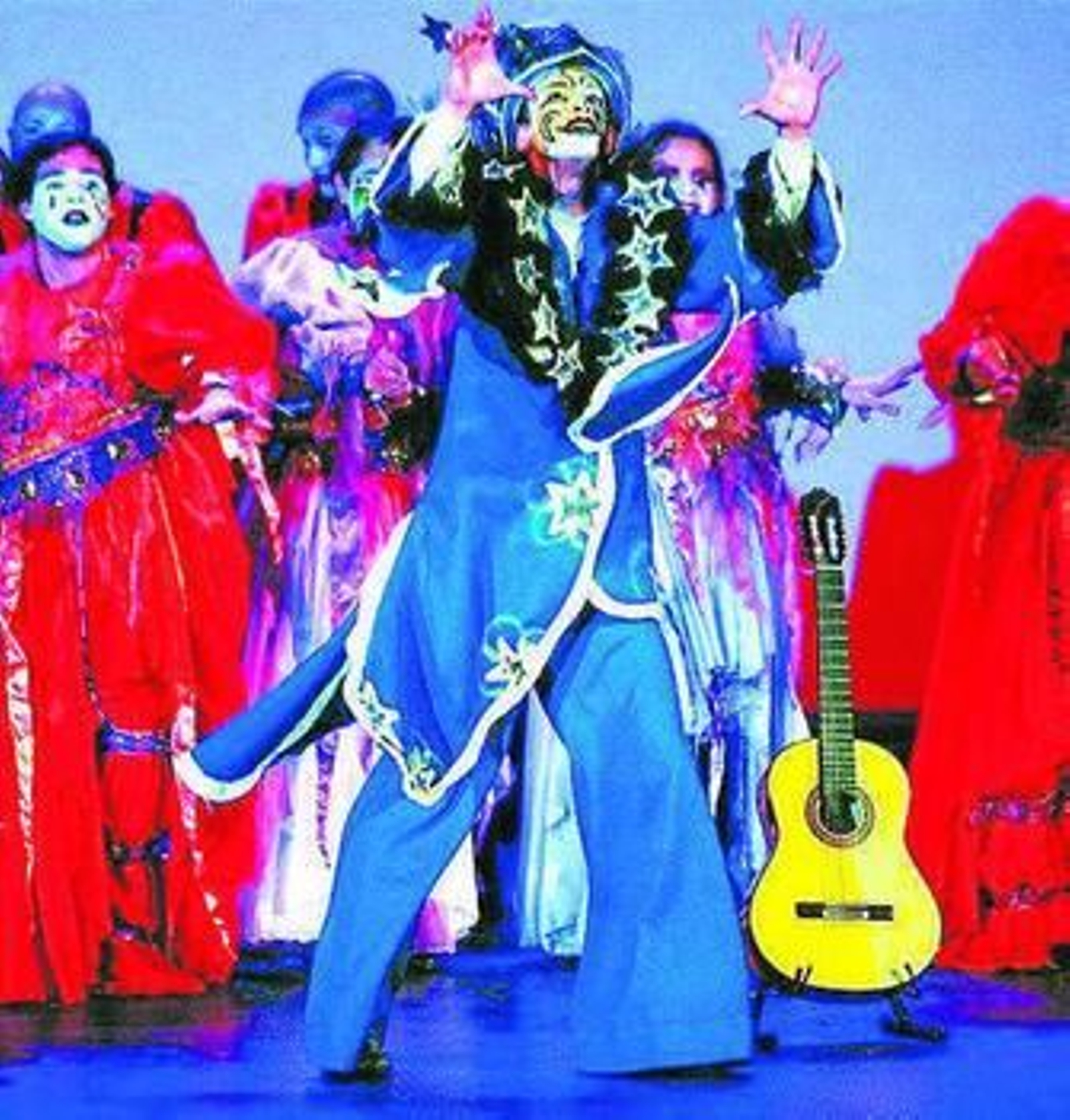 1. La murga tinerfeña 'Los bambones' con su disfraz de 2001. 2. La popular murga montevideana 'Araca la Cana' durante su actuación en Cádiz en el año 2007. 3. La Tuna de Calle Arriba del Carnaval panameño de Las Tablas en su batea. 4. Los tambores esperan mientras se prepara la comparsa femenina 'La melaza'.