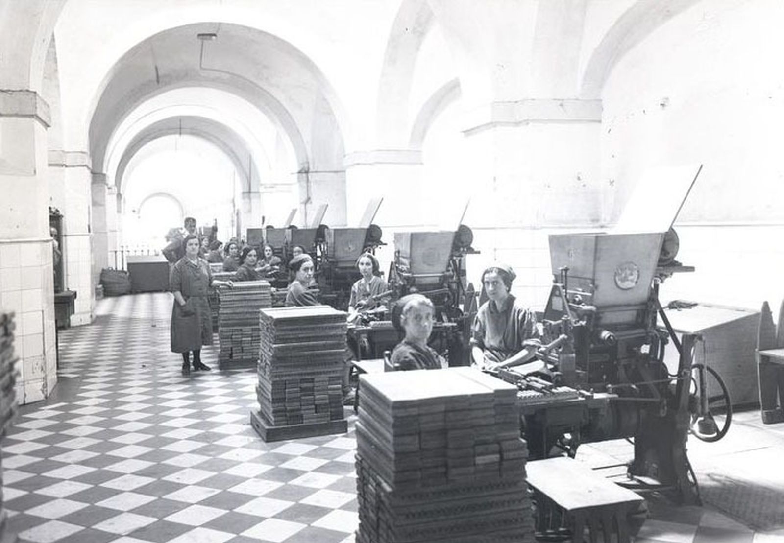 Mujeres trabajando en la Fábrica de Tabacos de Sevilla.