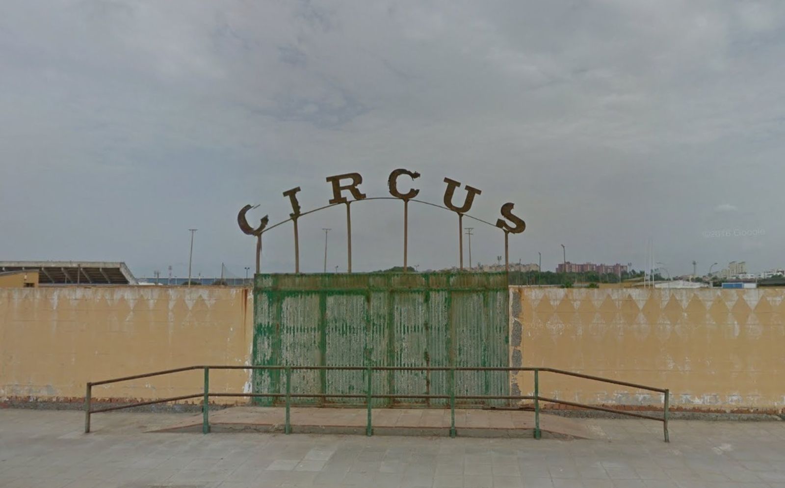 La antigua entrada a la carpa Circus, a la izquierda, y el estampado de la camisa que comercializa Zara.