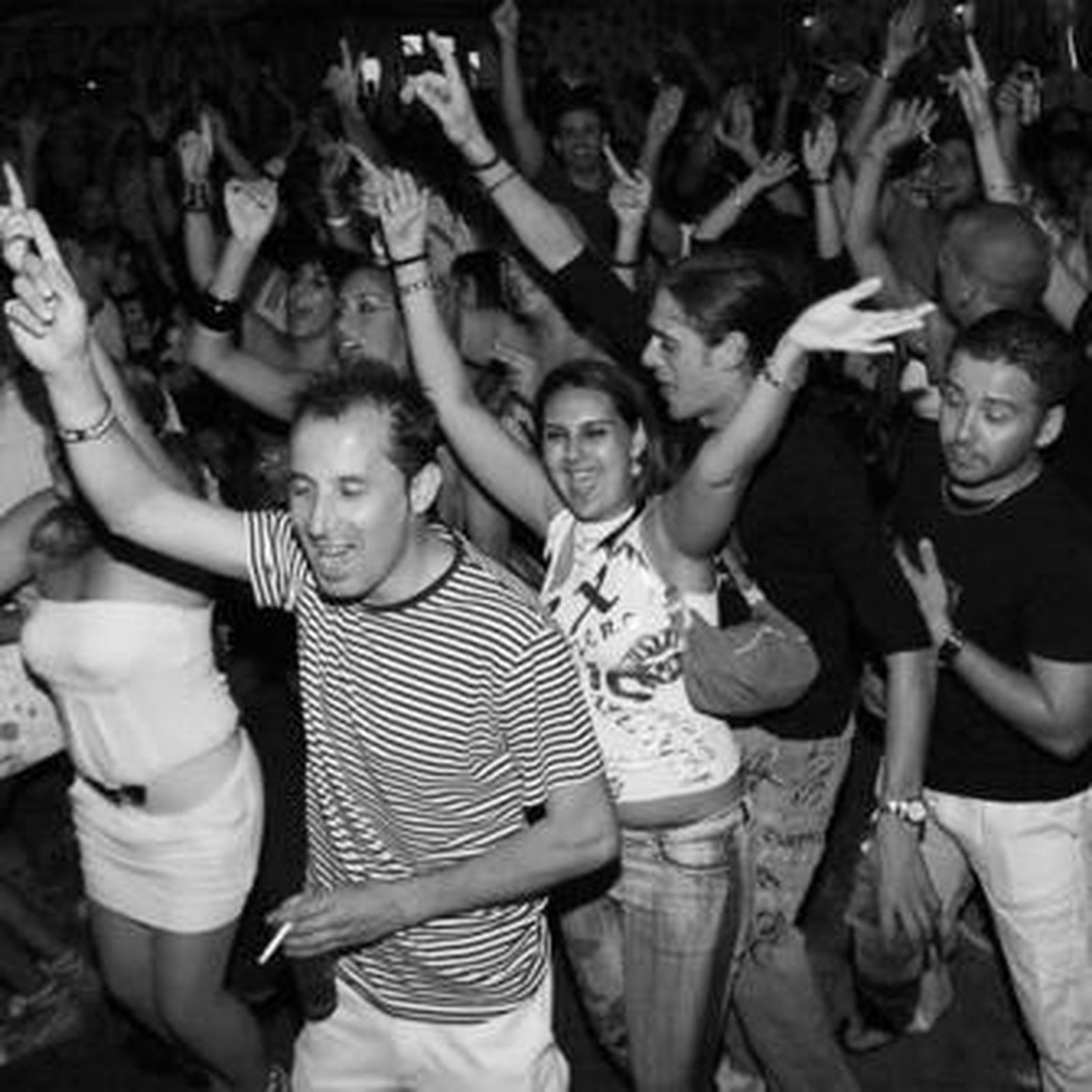 Jóvenes bailando en un gran ambiente de diversión.