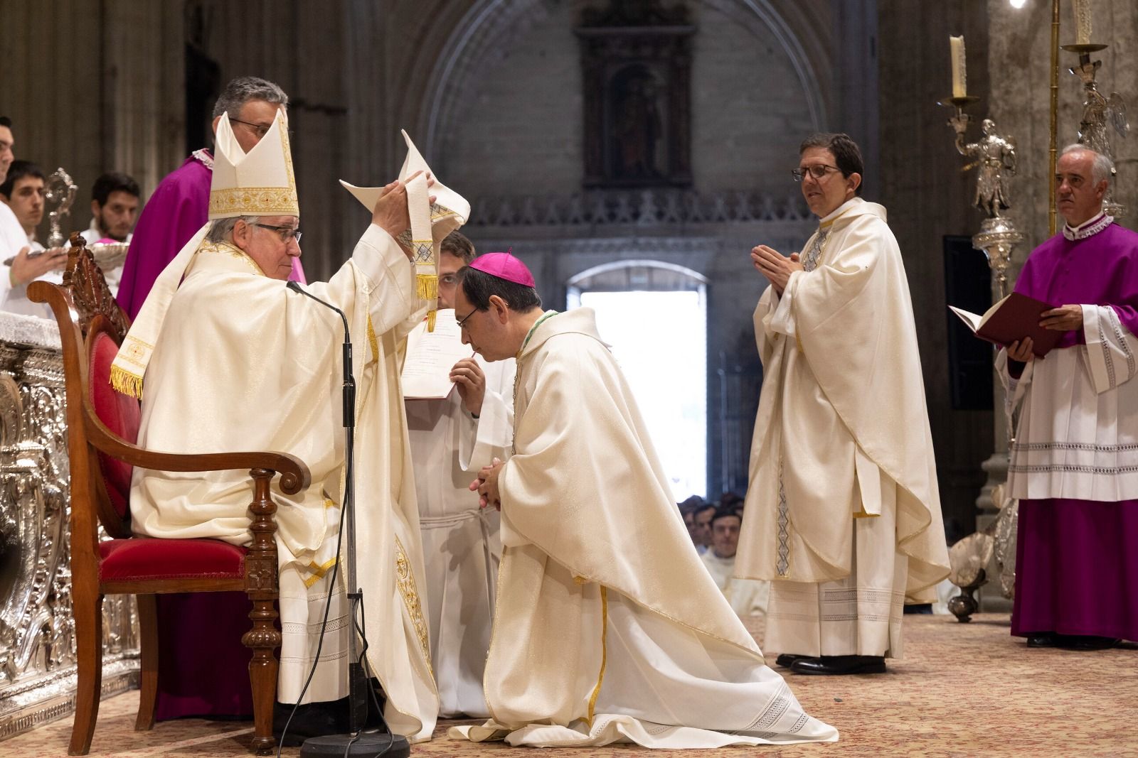 Monseñor Teodoro León recibiendo la ordenación episcopal