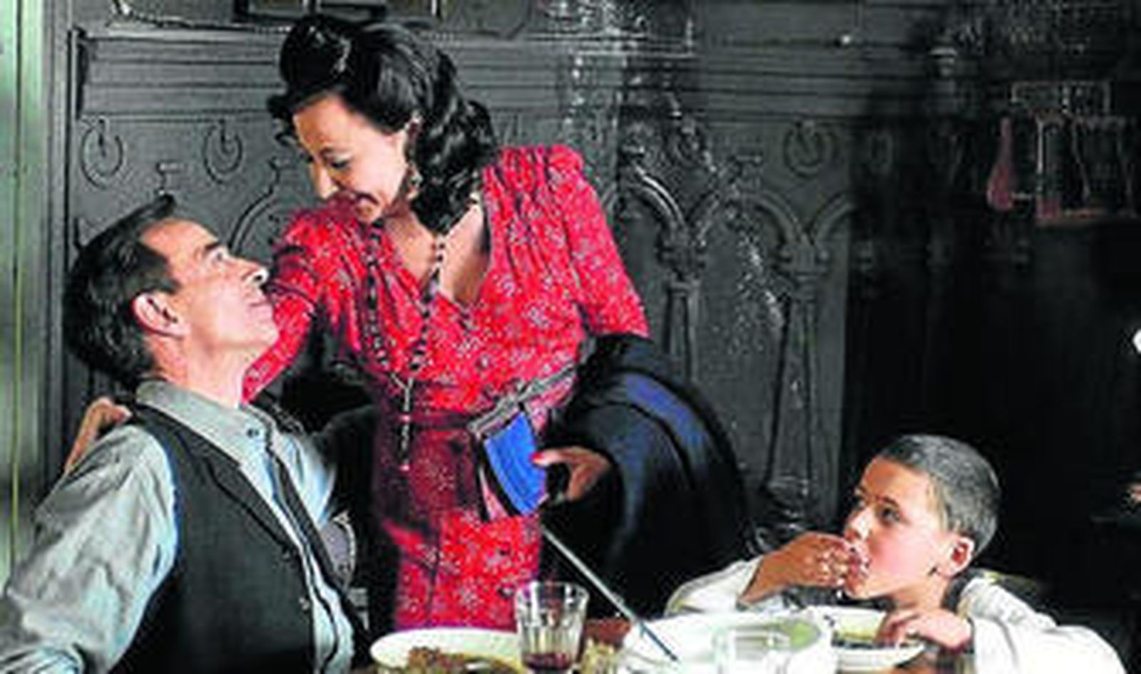 Imanol Arias y Carmen Machi, junto al niño Roger Príncep.