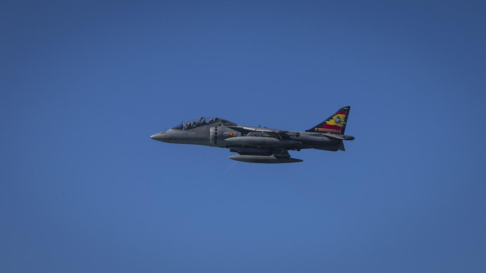 Un avión Harrier sobrevolando la playa del Retín durante el desembarco.