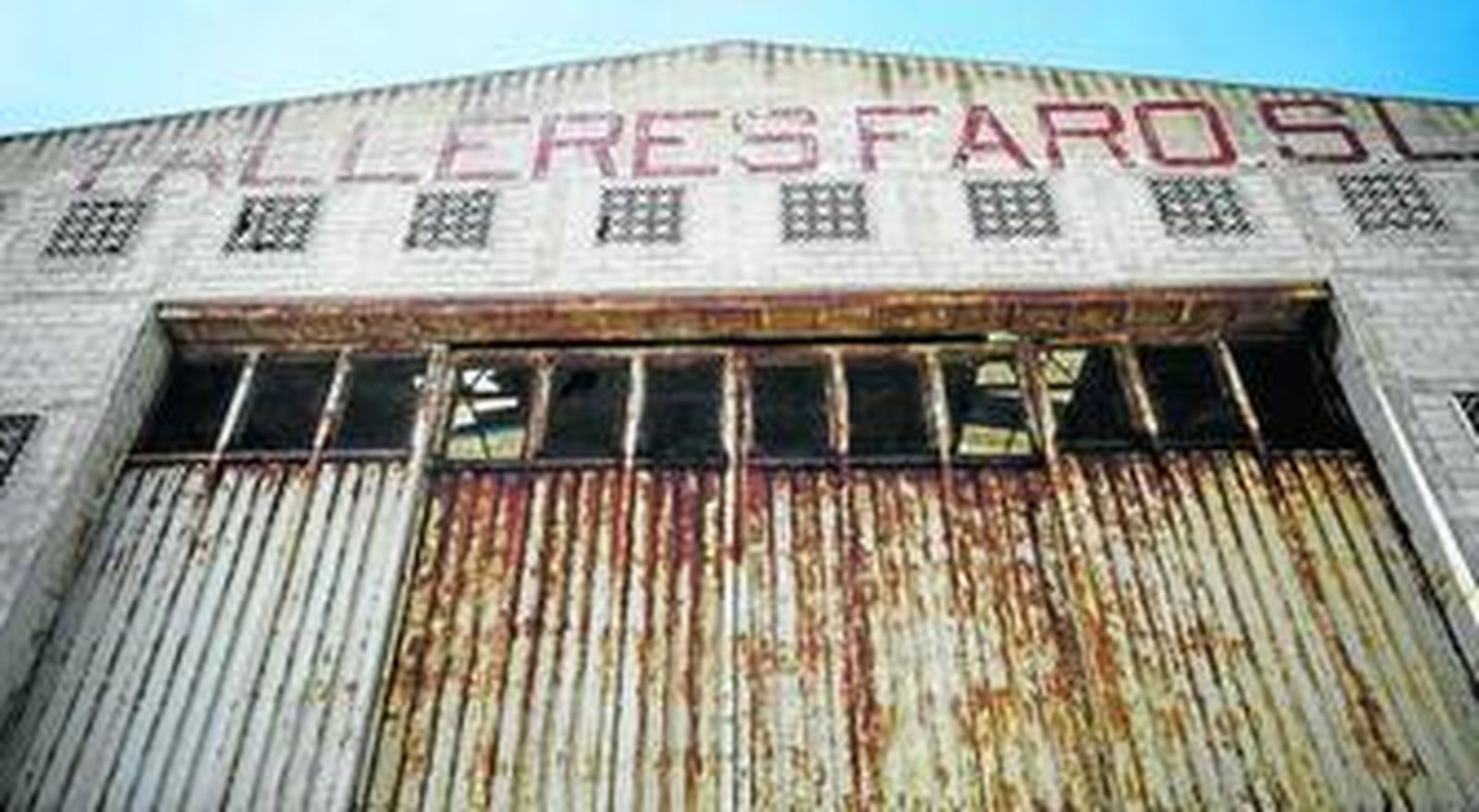 Acceso a las viejas instalaciones de Talleres Faro, en una imagen de ayer lunes.