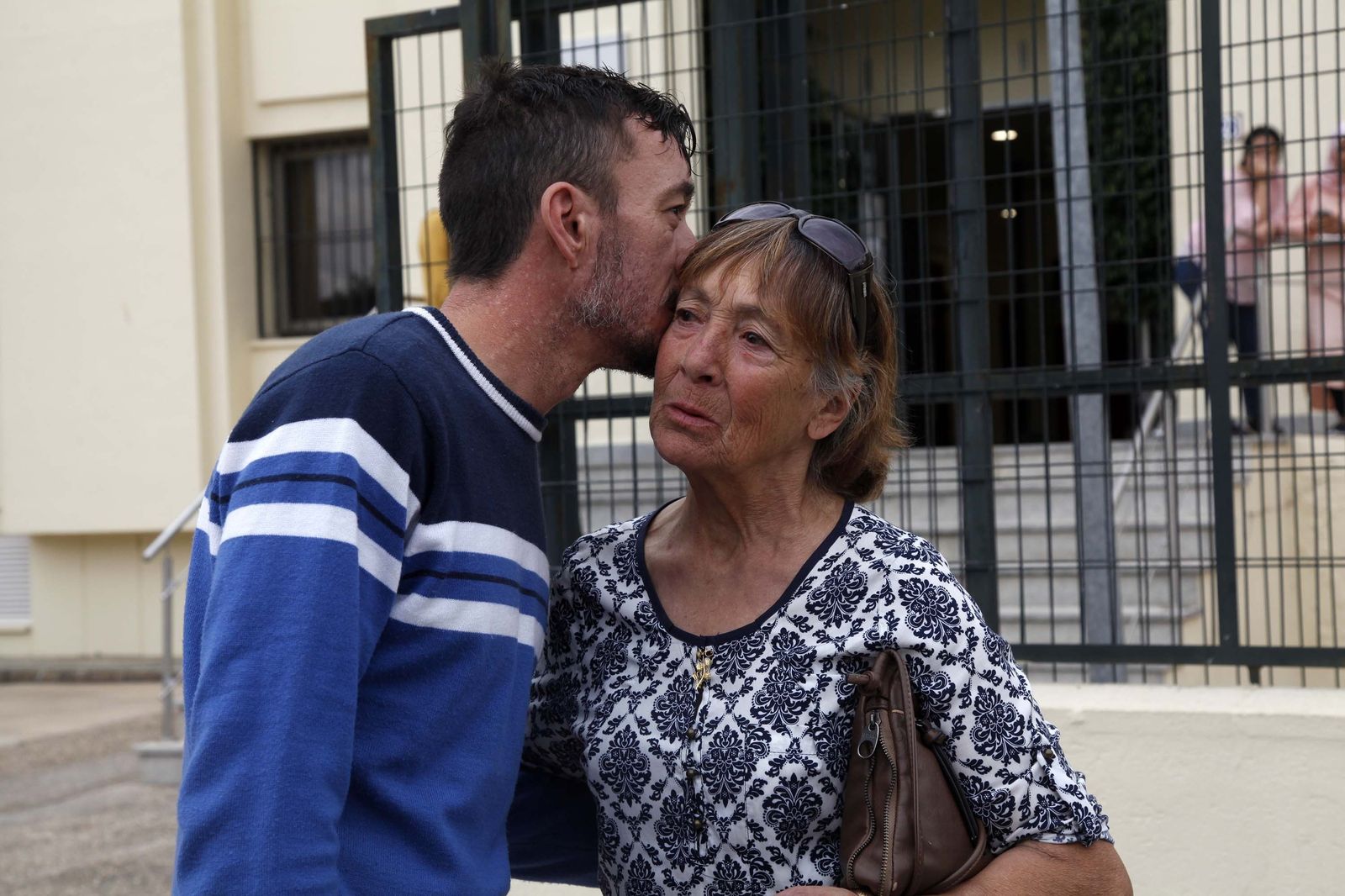 El padre y la abuela del menor, Davy Thompson y Rosario Sánchez respectivamente, salen ayer de los juzgados.