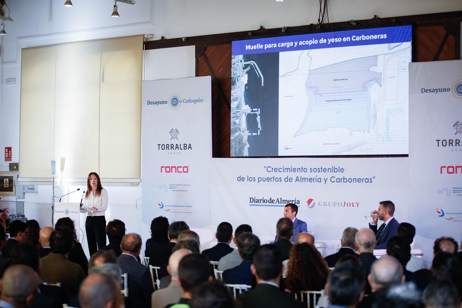 Imágenes del desayuno informativo