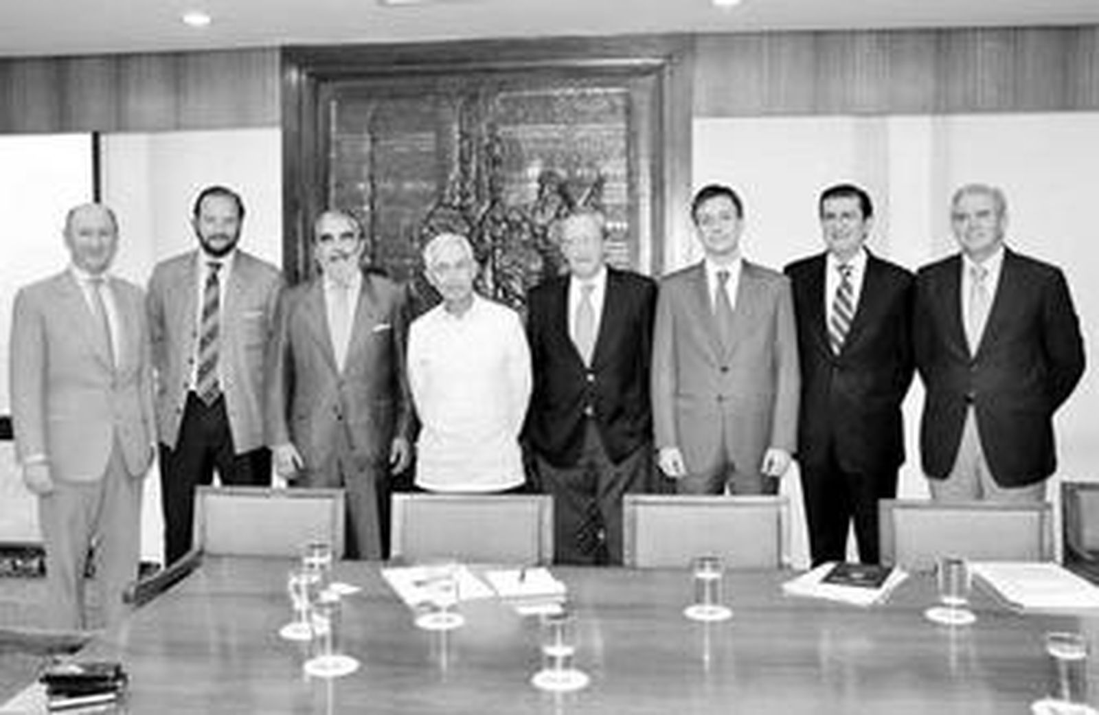 Publicidad de 'Fundador' en mercados asiáticos. A la derecha, 'Barcelona', una marca de 'brandy español' elaborada en Filipinas.