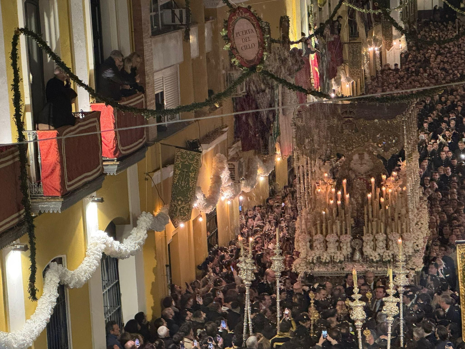 El regreso de la Macarena por la calle Parras