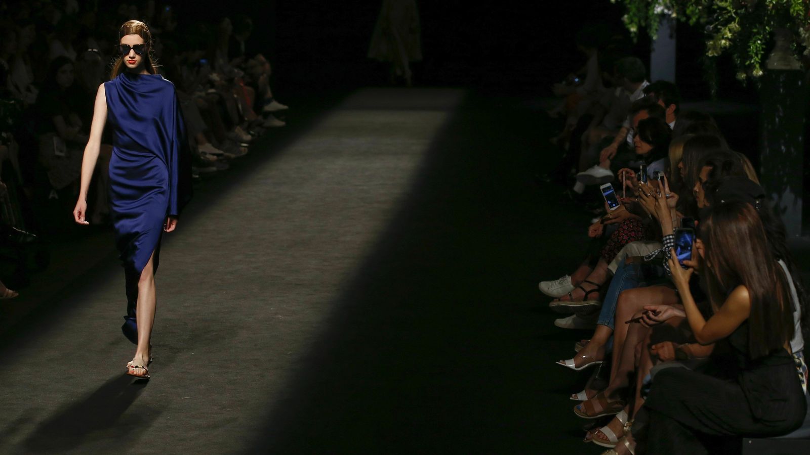 Vestido azul noche de satén de Oliva.