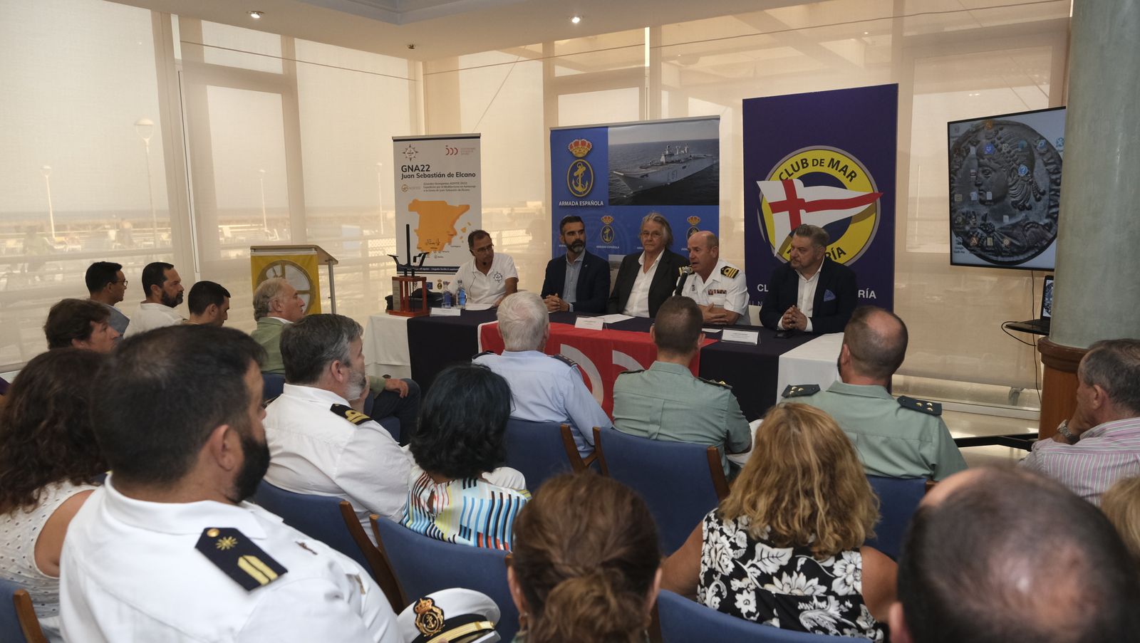 Imágenes de la visita de la Expedición Juan Sebastián Elcano al Club de Mar de Almería