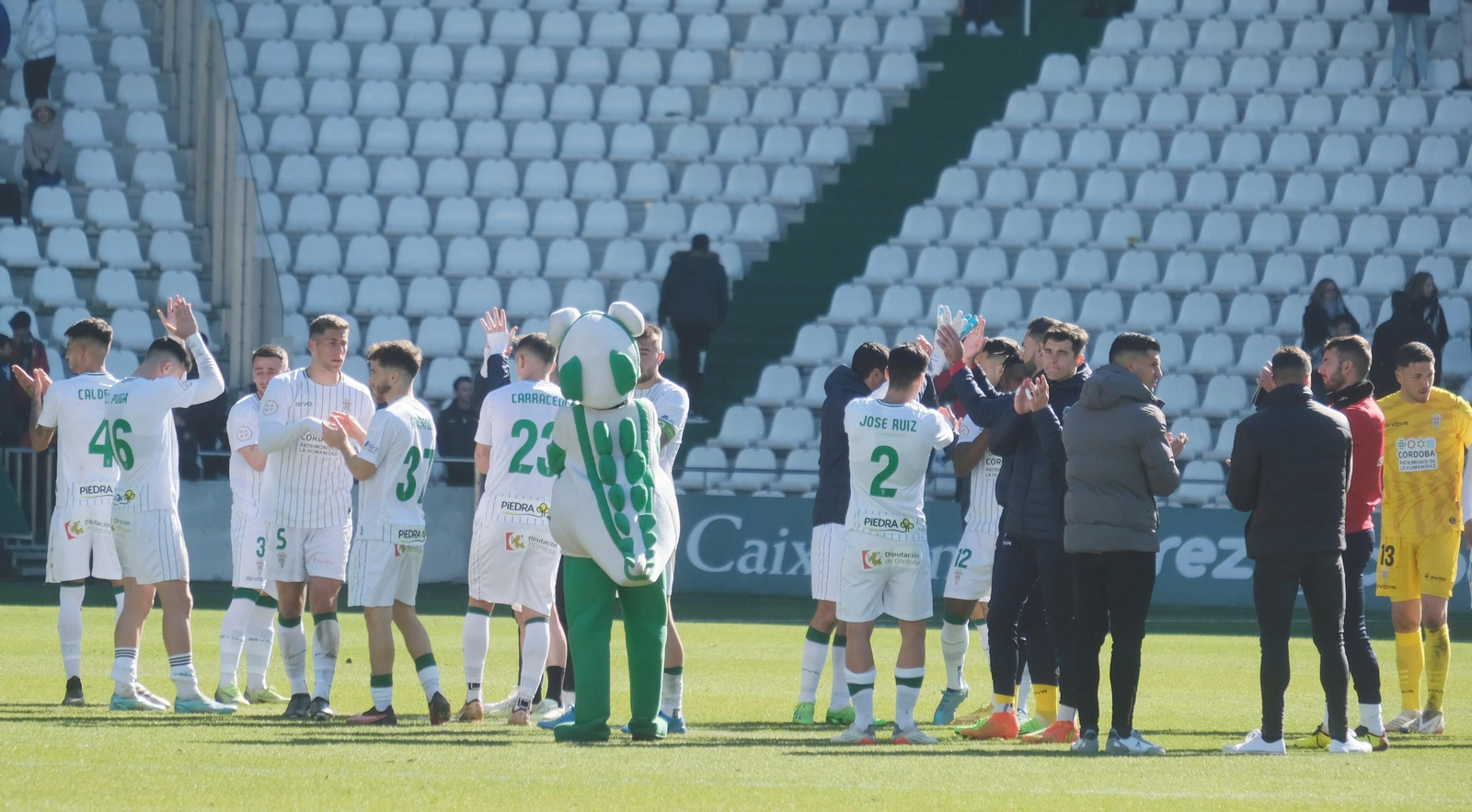 Los jugadores del Córdoba CF agradecen a su afición el apoyo en el partido ante el Celta B.