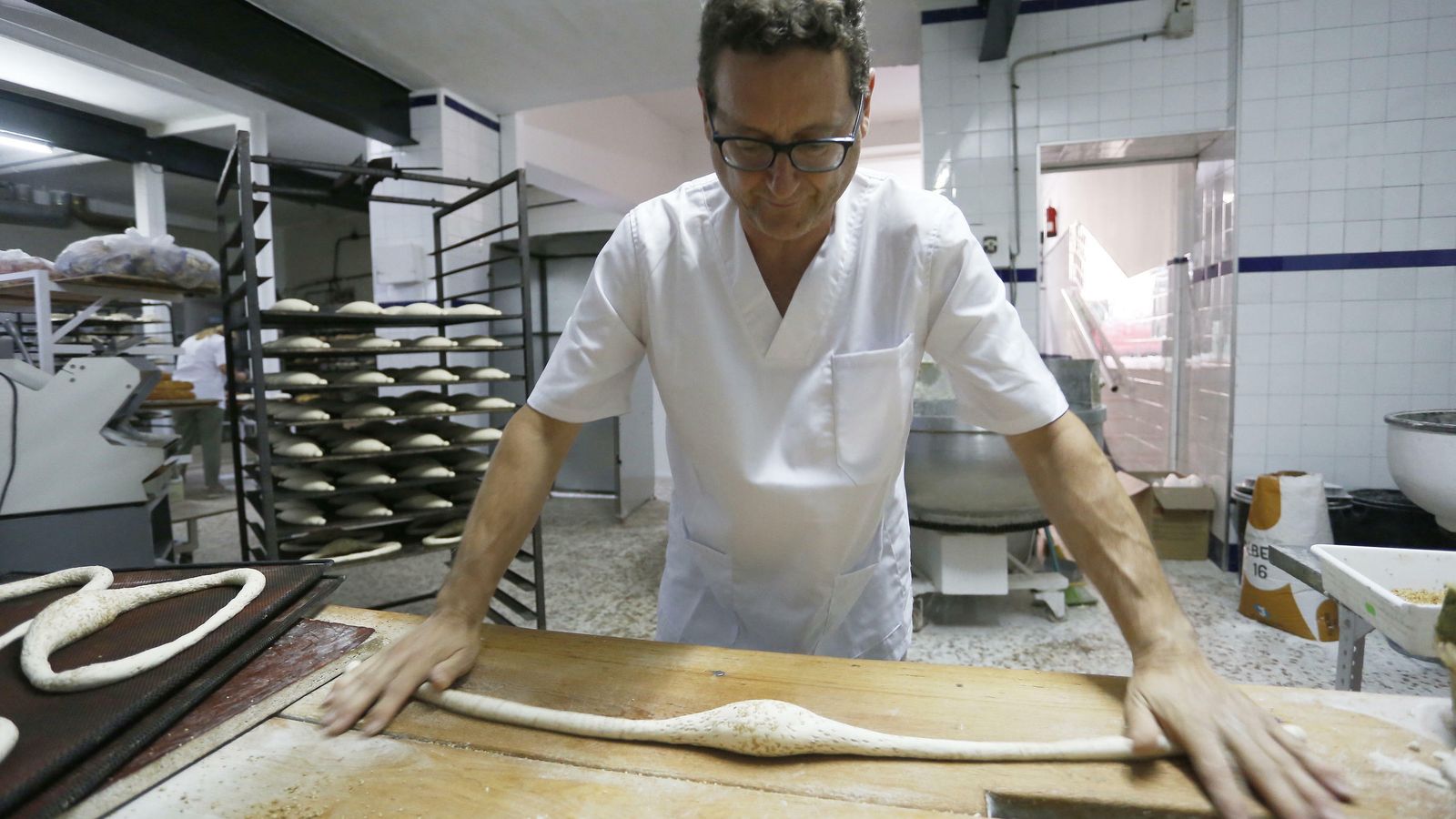 Juan Antonio, más conocido por el 'rosquero', es la tercera generación de panadero de la familia